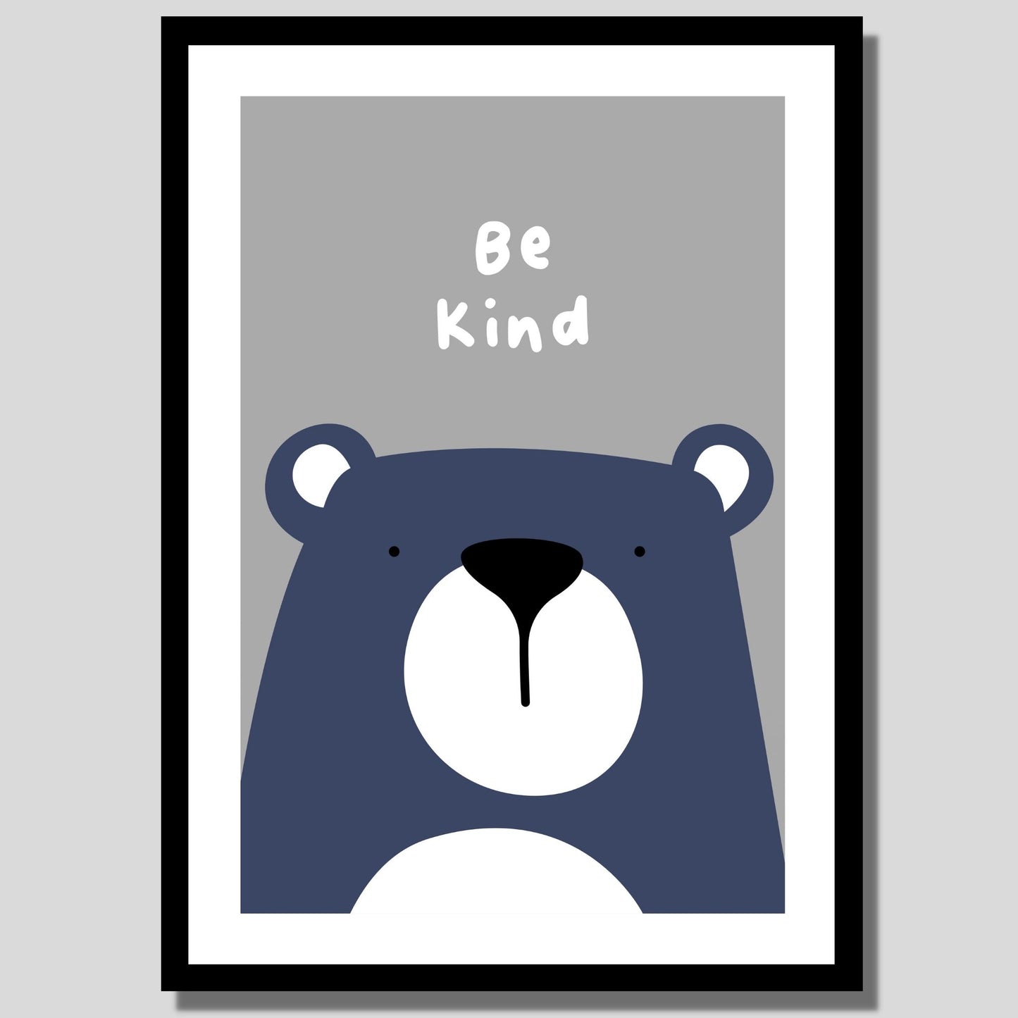 Cartoon Animal. Grafisk plakat for barnerommet. Lilla bjørn på grå bakgrunn. Tekst på plakat "Be kind" Illustrasjon av plakat med hvit kant rundt i sort ramme.