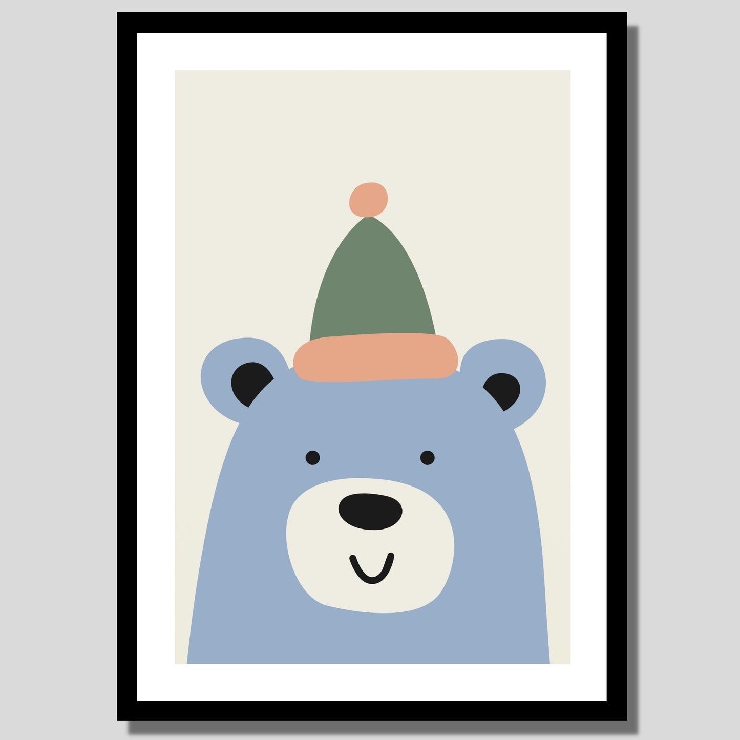 Cartoon Animal. Grafisk plakat for barnerommet. Lys blå bjørn med topplue på beige bakgrunn. Illustrasjon av plakat med hvit kant rundt i sort ramme.