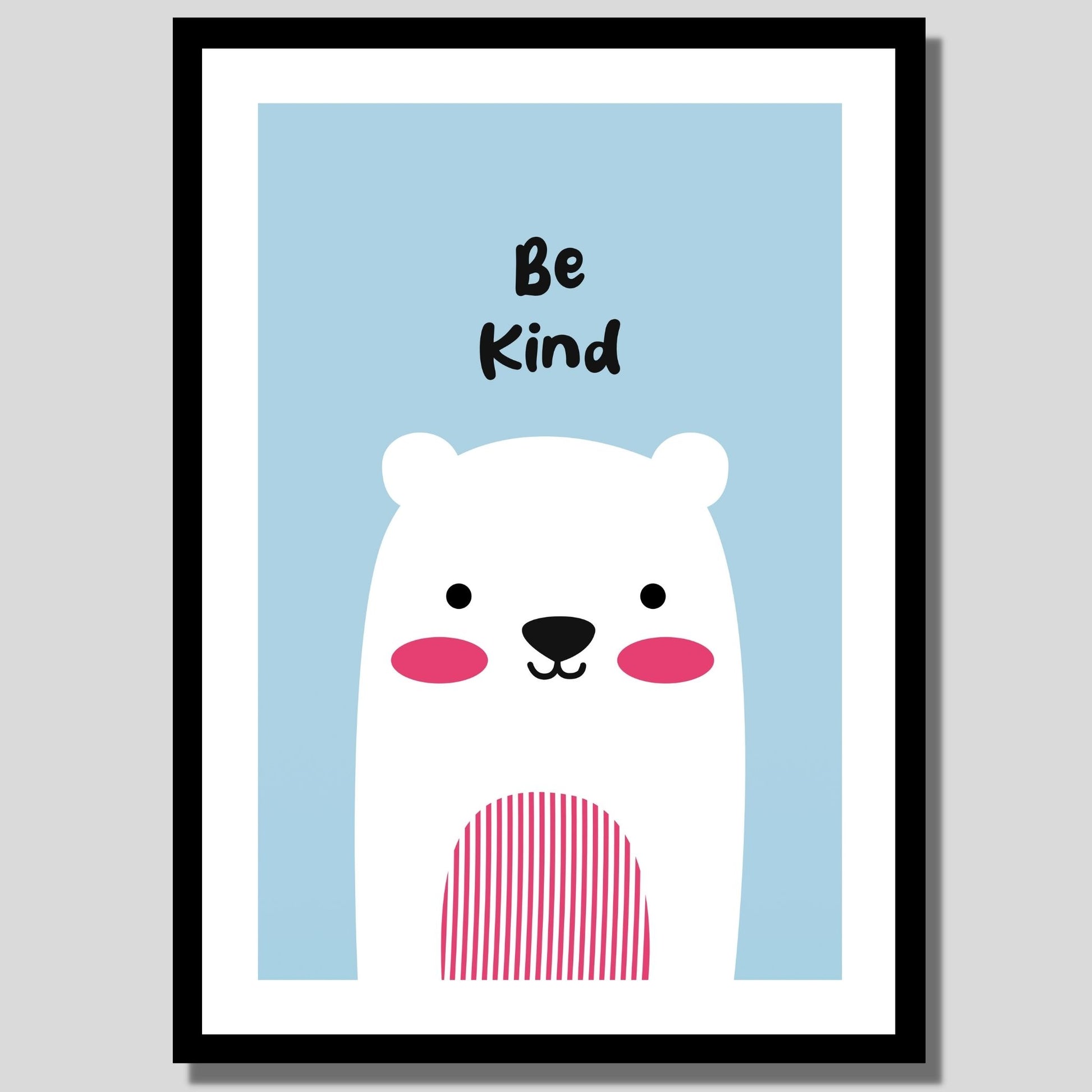 Cartoon Animal. Grafisk plakat for barnerommet. Hvit bjørn på lys blå bakgrunn. Tekst på plakat "Be kind" Illustrasjon av plakat med hvit kant rundt i sort ramme.