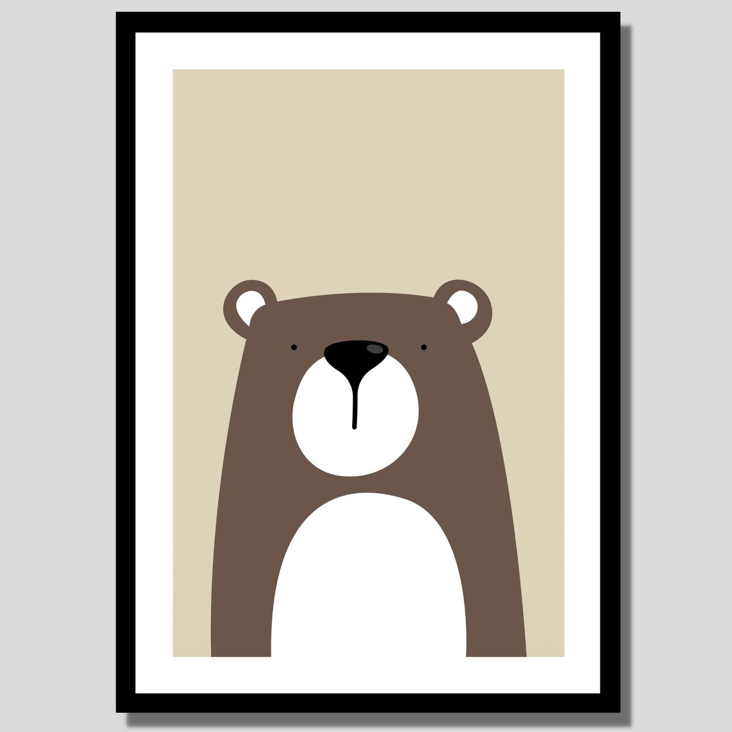 Cartoon Animal. Grafisk plakat for barnerommet. Brun bjørn på beige bakgrunn. Illustrasjon av plakat med hvit kant rundt i sort ramme.