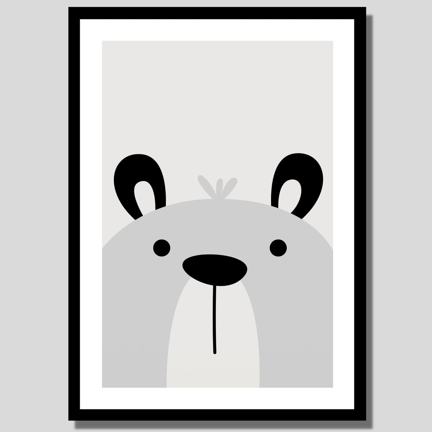 Cartoon Animal. Grafisk plakat for barnerommet. Grå bjørn på lys grå bakgrunn. Illustrasjon av plakat med hvit kant rundt i sort ramme.