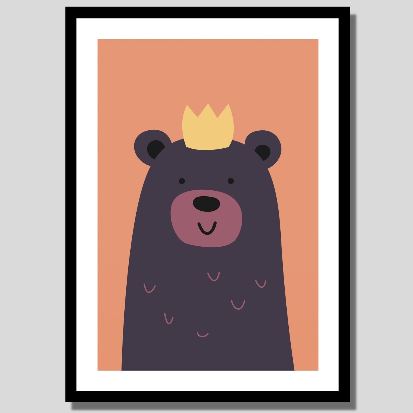 Cartoon Animal. Grafisk plakat for barnerommet. Brun bjørn med kongekrone på oransje bakgrunn. Illustrasjon av plakat med hvit kant rundt i sort ramme.