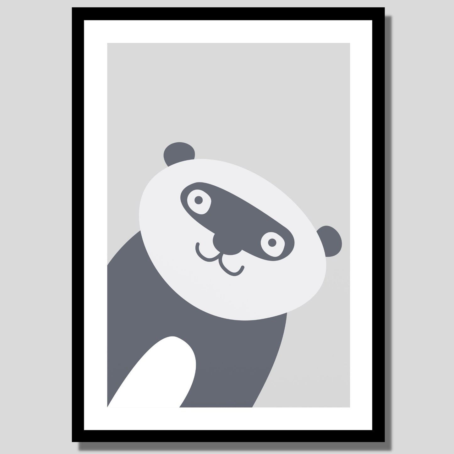 Cartoon Animal. Grafisk plakat for barnerommet. Grå brillebjørn på lys grå bakgrunn. Illustrasjon av plakat med hvit kant rundt i sort ramme.