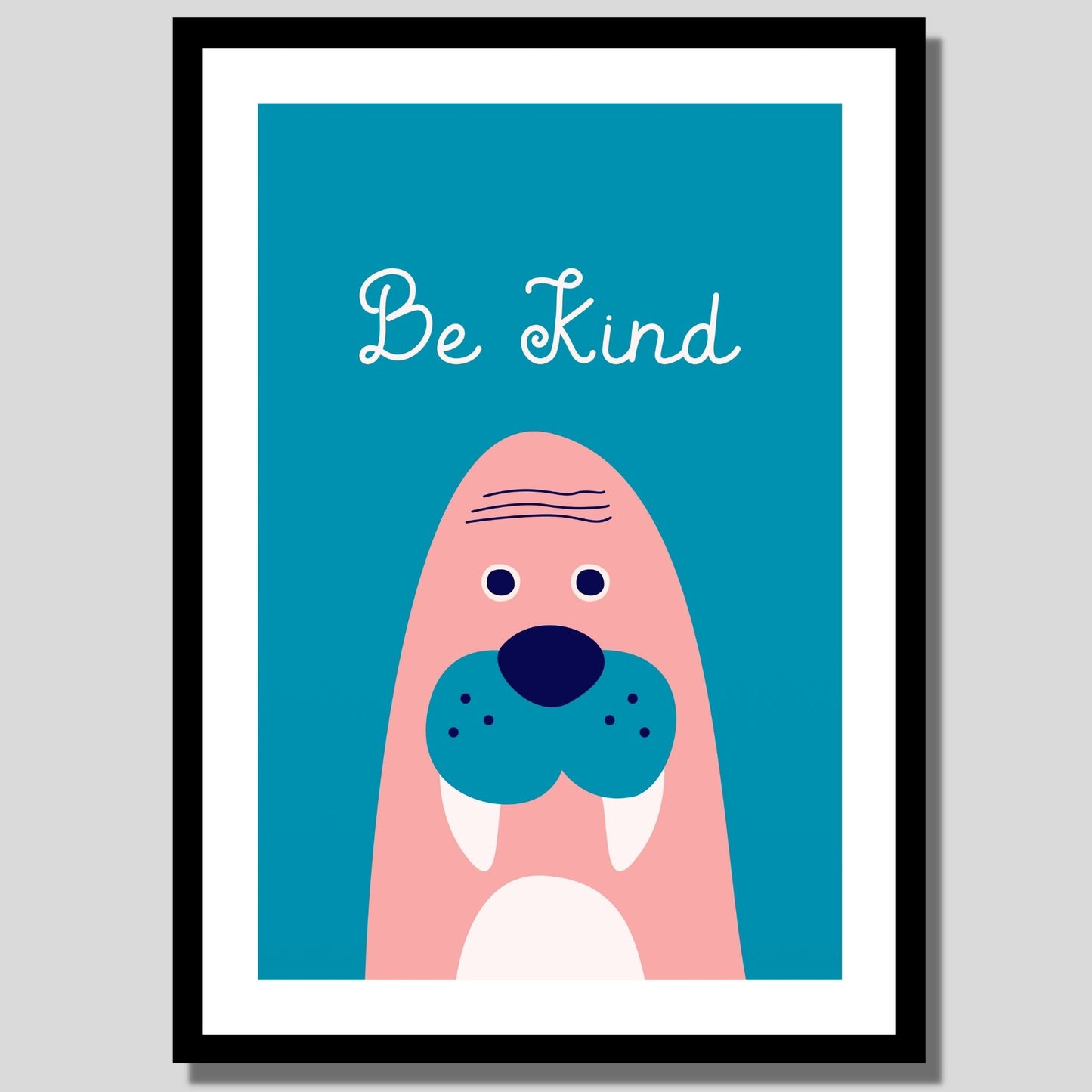 Cartoon Animal. Grafisk plakat for barnerommet. Rosa hvalross på turkis bakgrunn. Tekst på bildet "Be kind" Illustrasjon av plakat med hvit kant rundt i sort ramme.