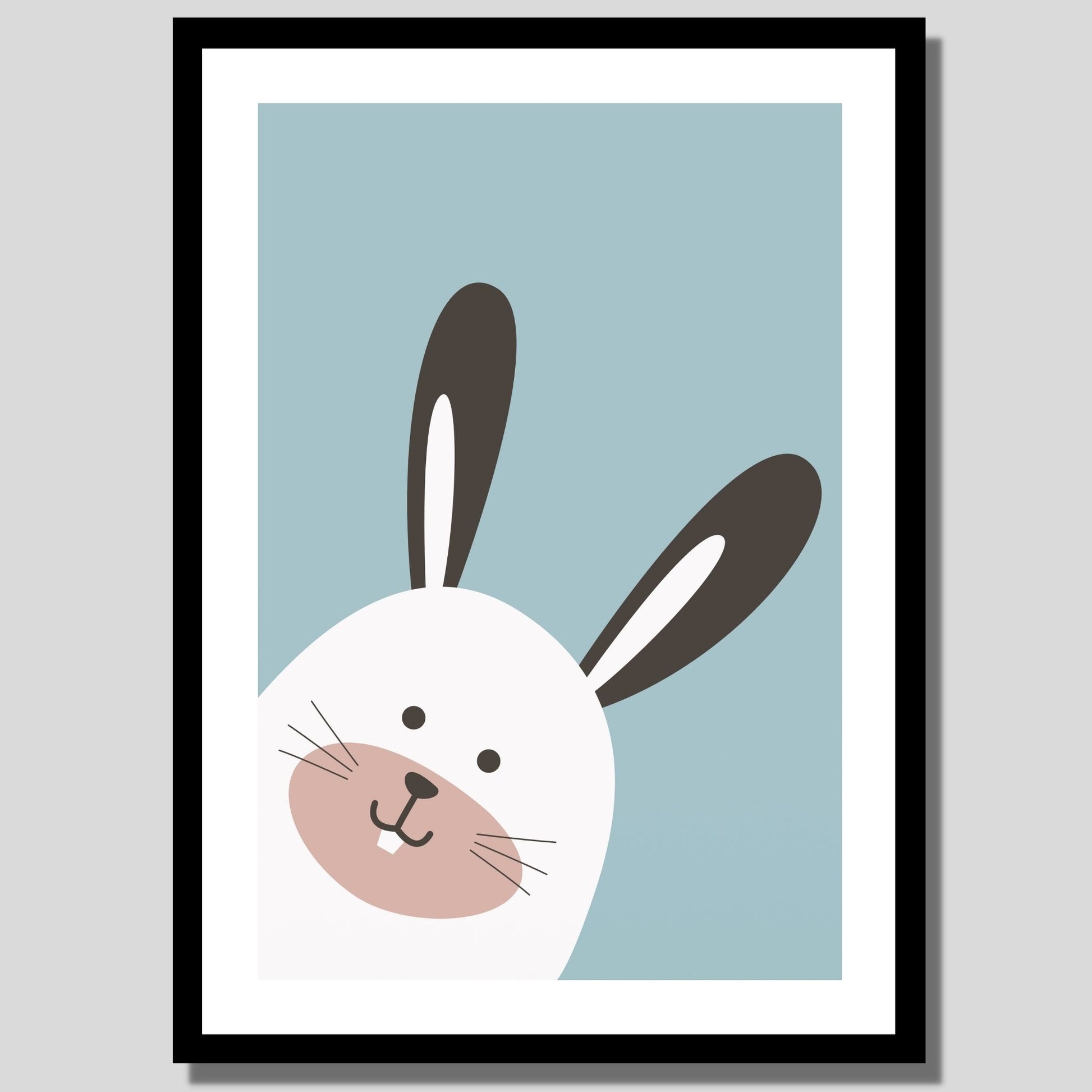 Cartoon Animal. Grafisk plakat for barnerommet. Hvit kanin på lys blå bakgrunn. Illustrasjon av plakat med hvit kant rundt i sort ramme.