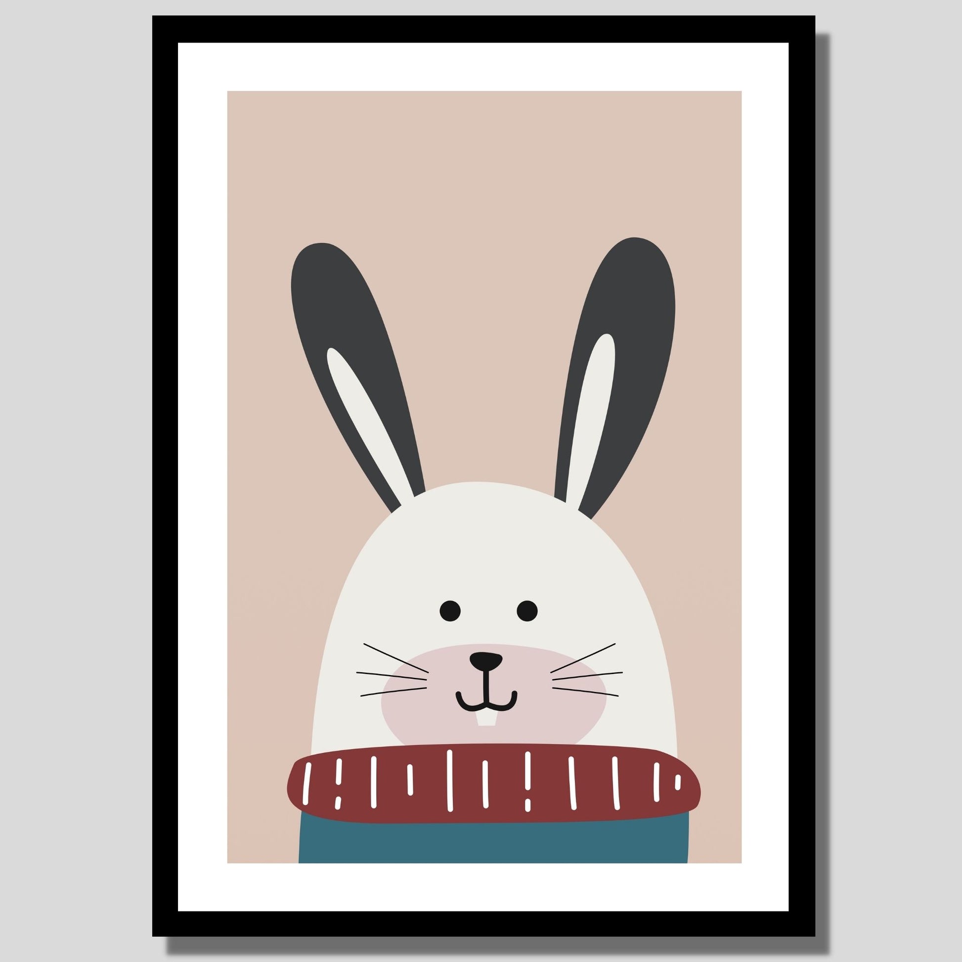 Cartoon Animal. Grafisk plakat for barnerommet. Beige kanin på gammelrosa bakgrunn. Illustrasjon av plakat med hvit kant rundt i sort ramme.