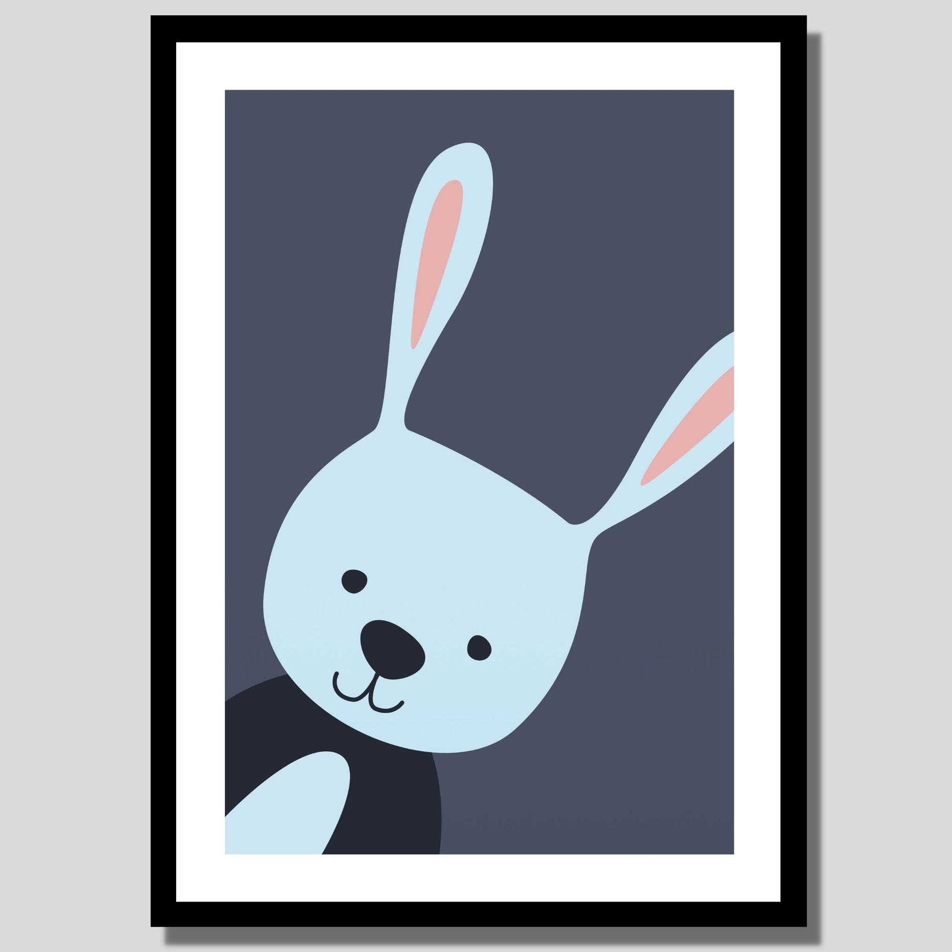 Cartoon Animal. Grafisk plakat for barnerommet. Lys blå kanin på mørk blå bakgrunn.Illustrasjon av plakat med hvit kant rundt i sort ramme.