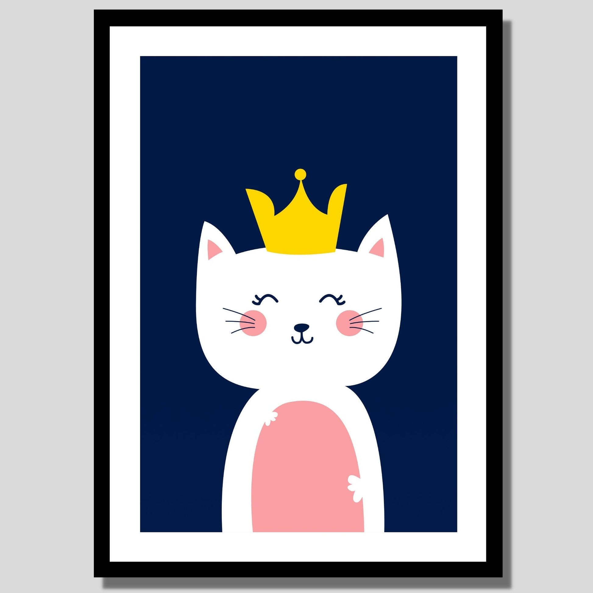 Cartoon Animal. Grafisk plakat for barnerommet. Hvit katt med krone på hode, på mørk blå bakgrunn. Illustrasjon av plakat med hvit kant rundt i sort ramme.