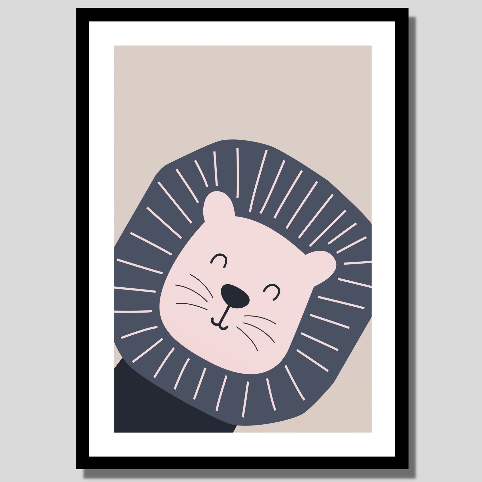 Cartoon Animal. Grafisk plakat for barnerommet. Dus rosa løve på beige bakgrunn. Illustrasjon av plakat med hvit kant rundt i sort ramme.