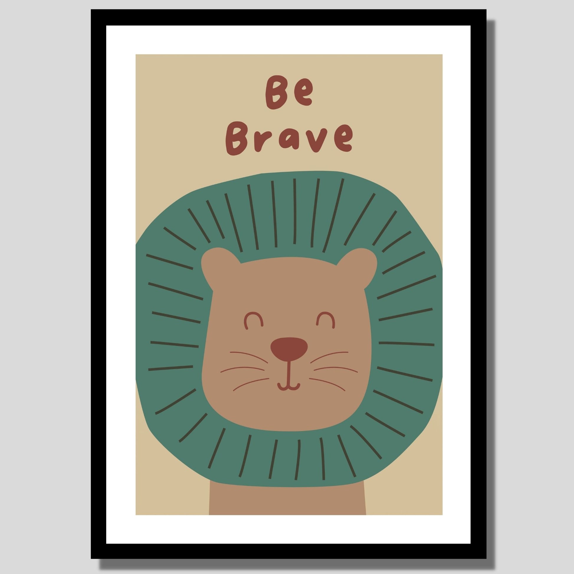 Cartoon Animal. Grafisk plakat for barnerommet. Brun løve på beige bakgrunn. Tekst "Be brave". llustrasjon av plakat med hvit kant rundt i sort ramme.