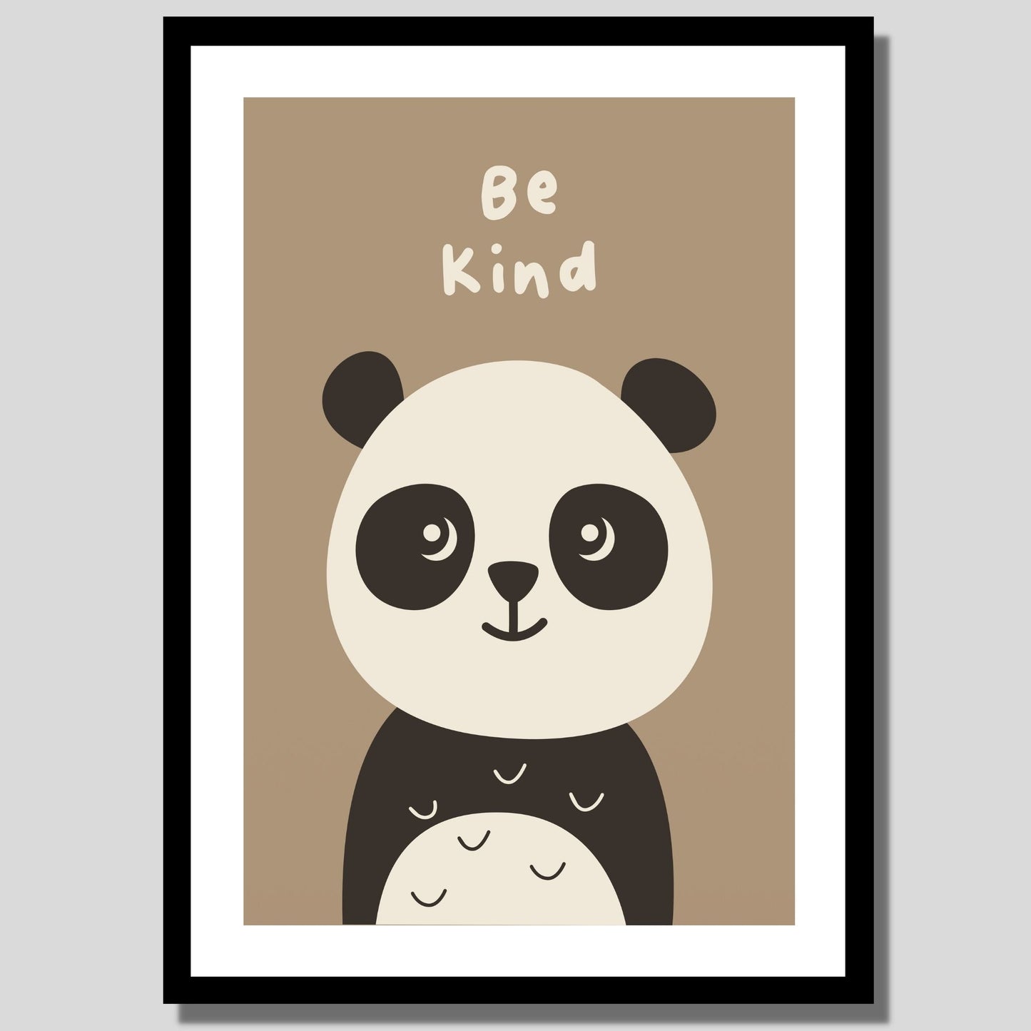 Cartoon Animal. Grafisk plakat for barnerommet. Beige panda på lys brun bakgrunn. Tekst "Be kind". llustrasjon av plakat med hvit kant rundt i sort ramme.