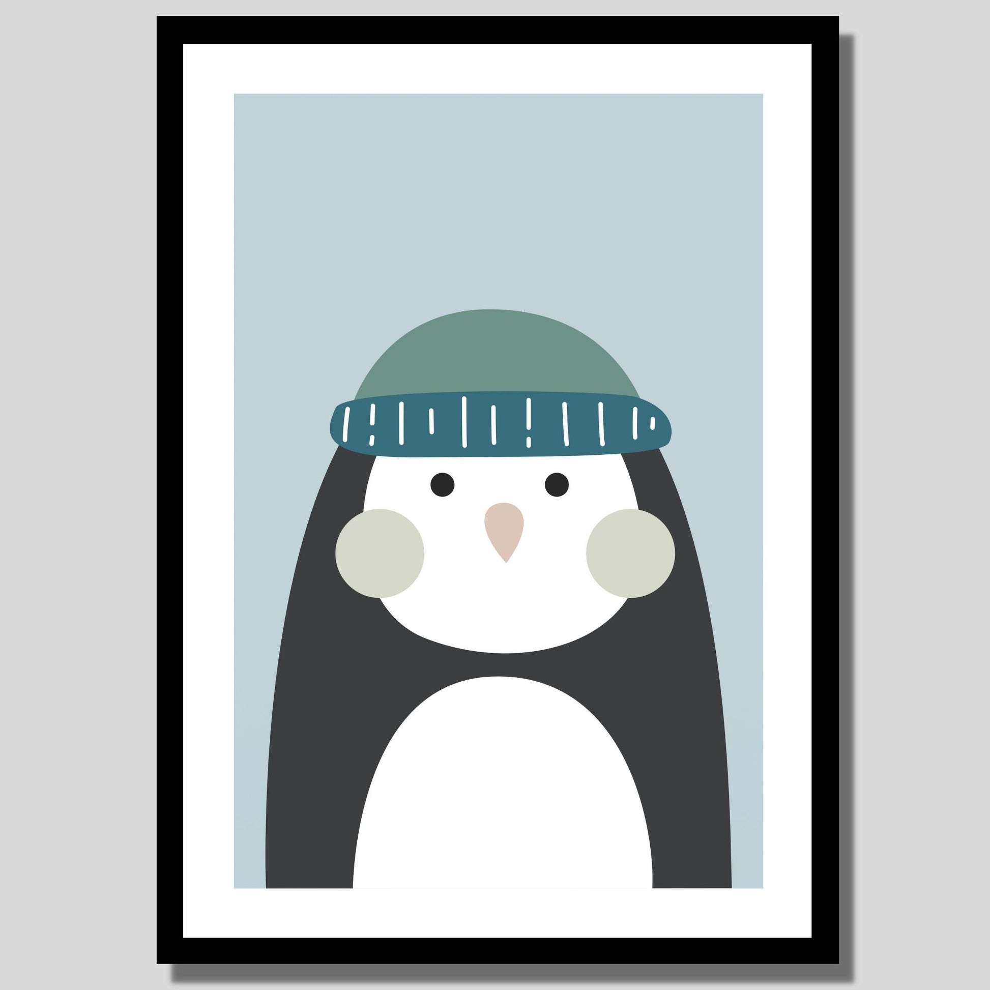 Cartoon Animal. Grafisk plakat for barnerommet. Pingvin med lue, på blågrå bakgrunn. llustrasjon av plakat med hvit kant rundt i sort ramme.