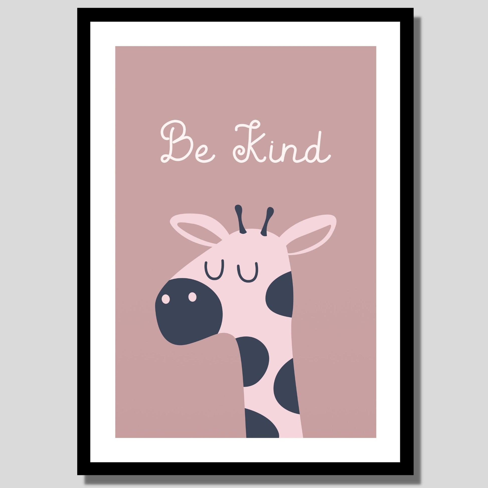Cartoon Animal. Grafisk plakat for barnerommet. Rosa sjiraff på gammelrosa bakgrunn. Tekst "Be kind". llustrasjon av plakat med hvit kant rundt i sort ramme.