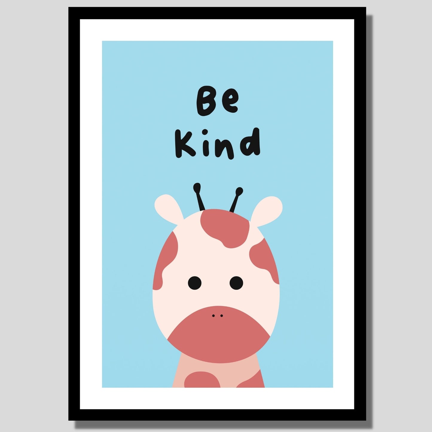 Cartoon Animal. Grafisk plakat for barnerommet. Beige sjiraff på lys blå bakgrunn. Tekst "Be kind". llustrasjon av plakat med hvit kant rundt i sort ramme.