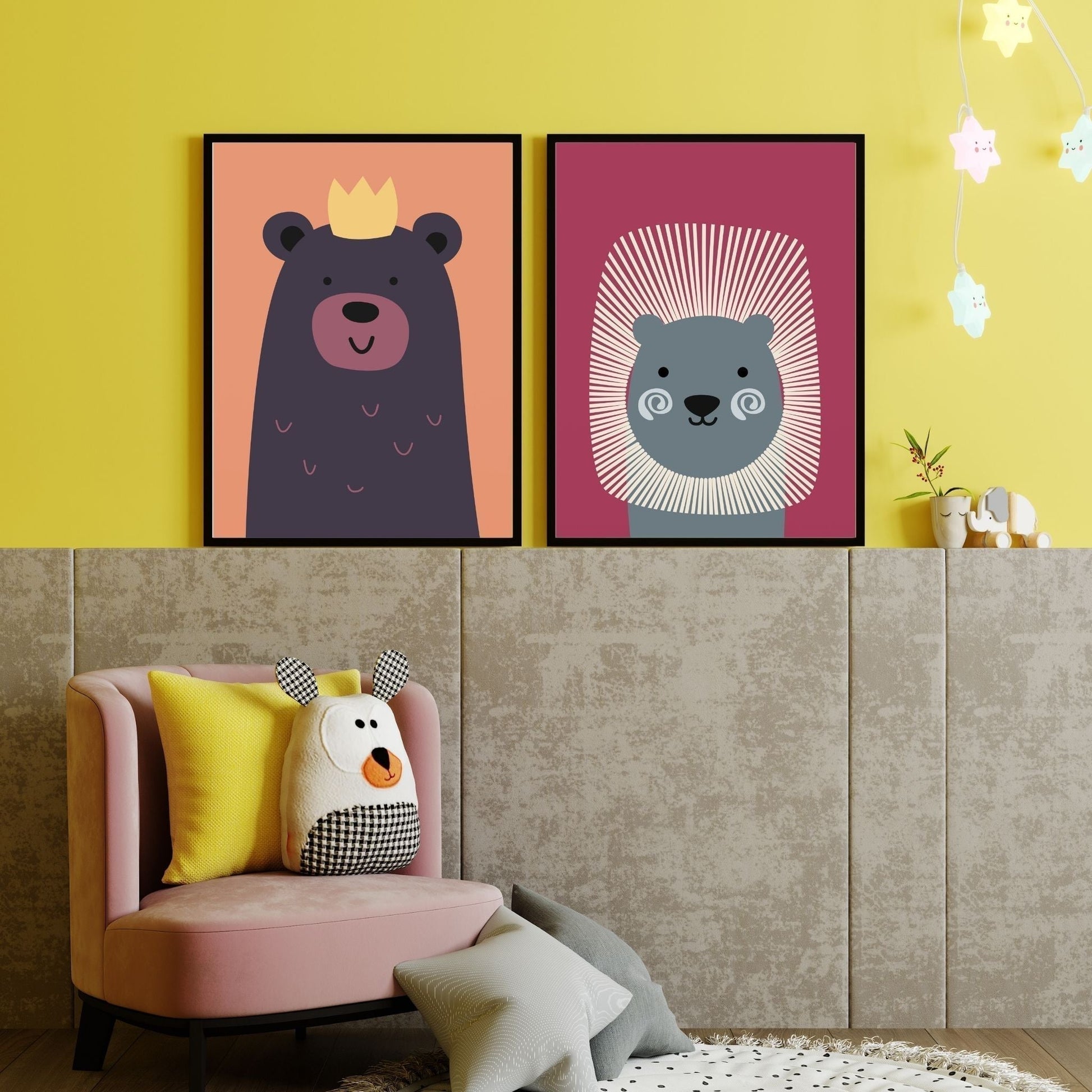Cartoon Animals. Gafiske plakater for barnerommet. Illustrasjon viser to plakater med bjørn og løve i sort ramme. Plakatene henger på en vegg på et barnerom.