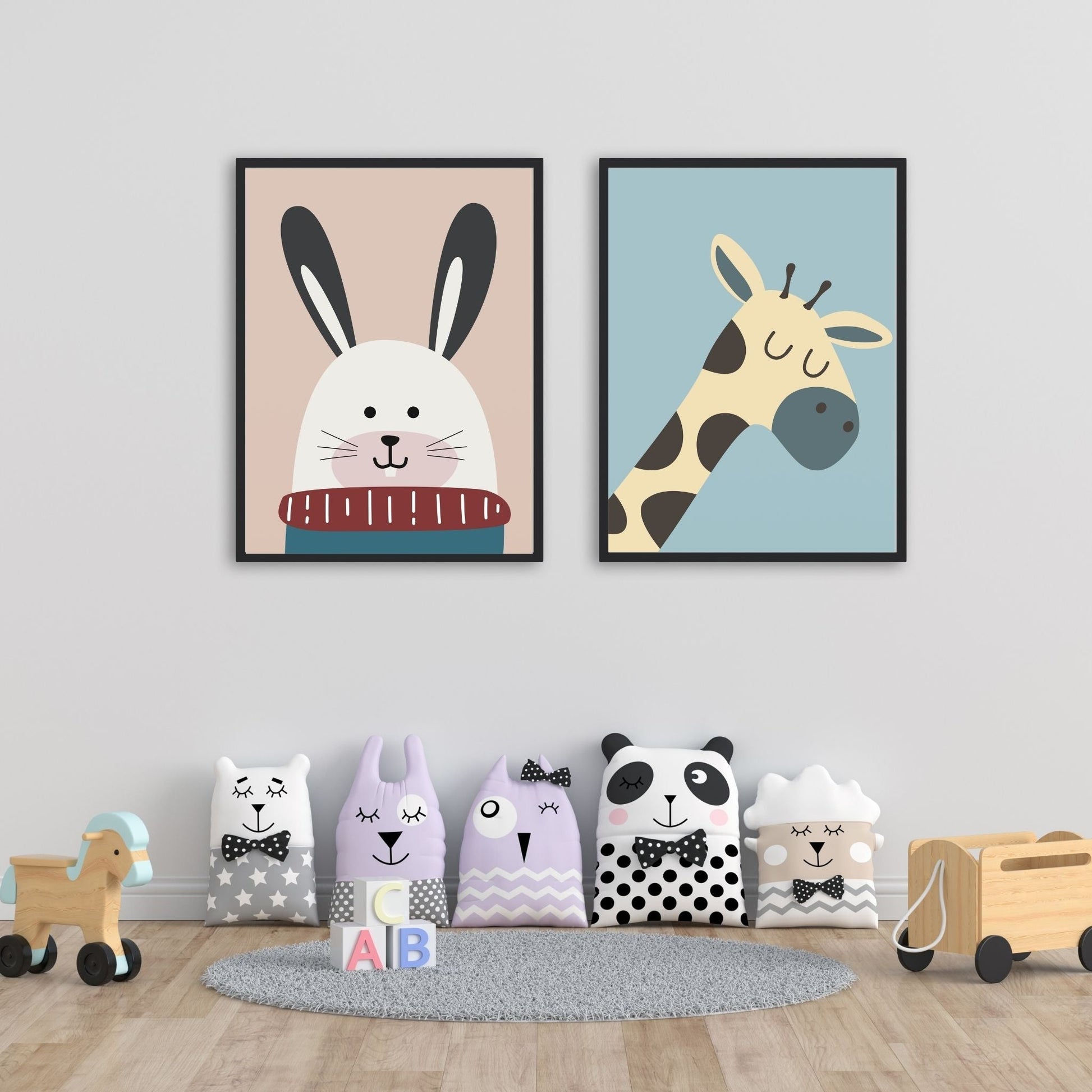 Cartoon Animals. Gafiske plakater for barnerommet. Illustrasjon viser en hare og en sjiraff i sort ramme. Plakatene henger på en vegg på et barnerom.