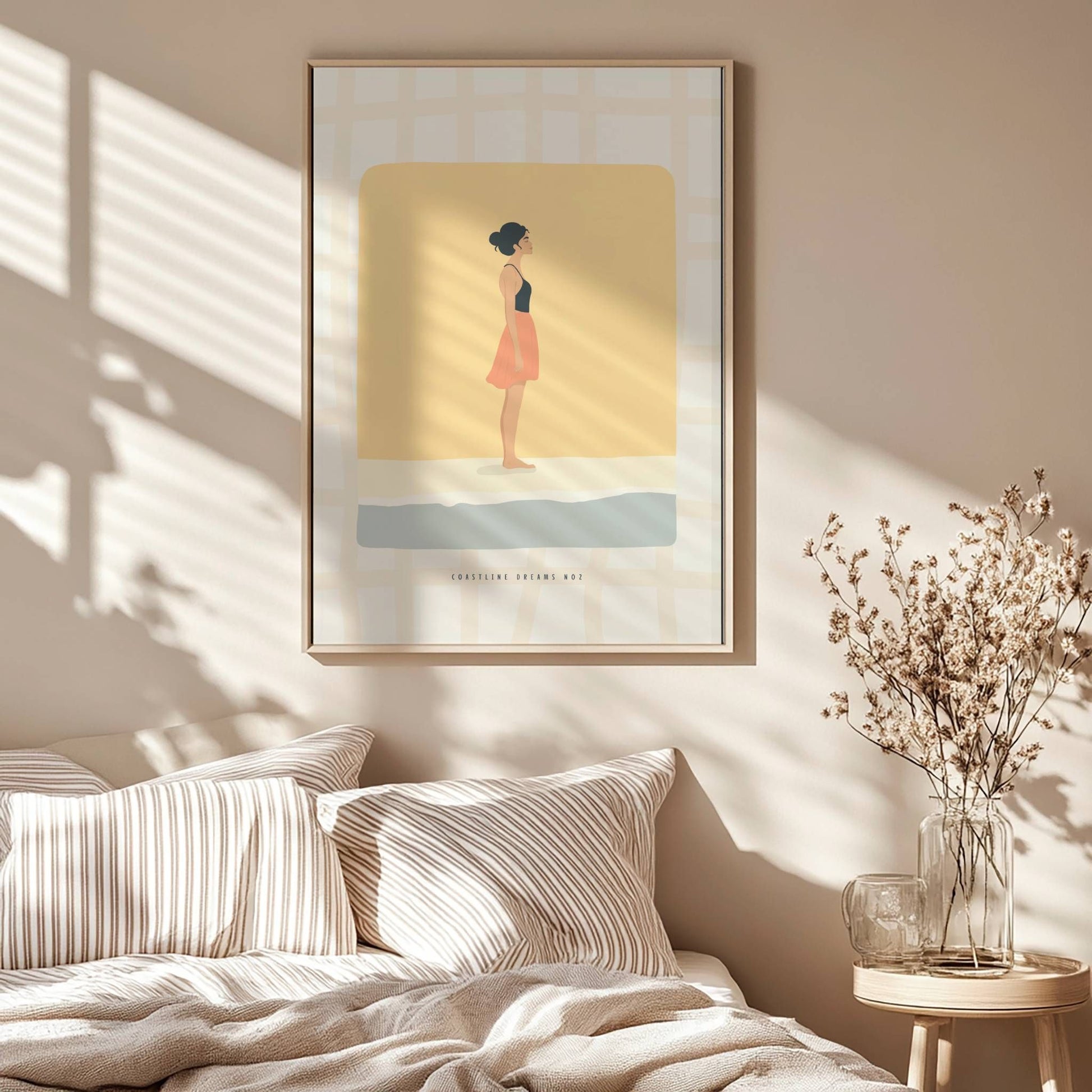 Coastline Dreams No2 – Plakat
Sommerlett og avslappet, en kvinne i skjørt står barfot i strandkanten – badet i varm solgul glød. Illustrasjon viser plakat i eik ramme.