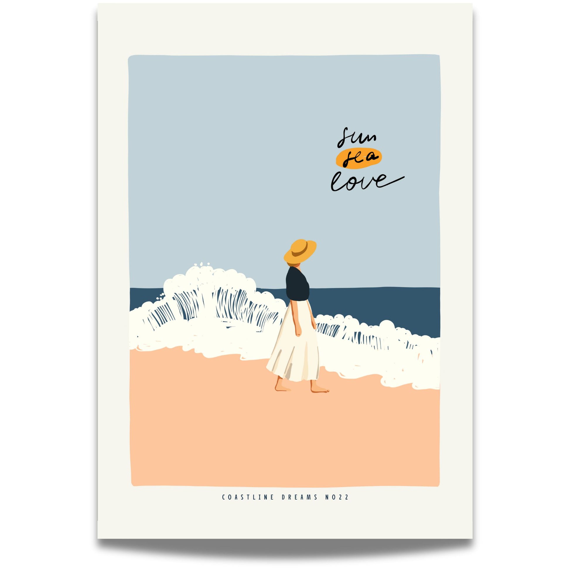 Coastline Dreams No22 – Plakat
Kvinne i solhatt vandrer barfot langs vannkanten mens bølgene slår inn. Teksten "sun sea love" understreker den varme følelsen av sommer og frihet.
