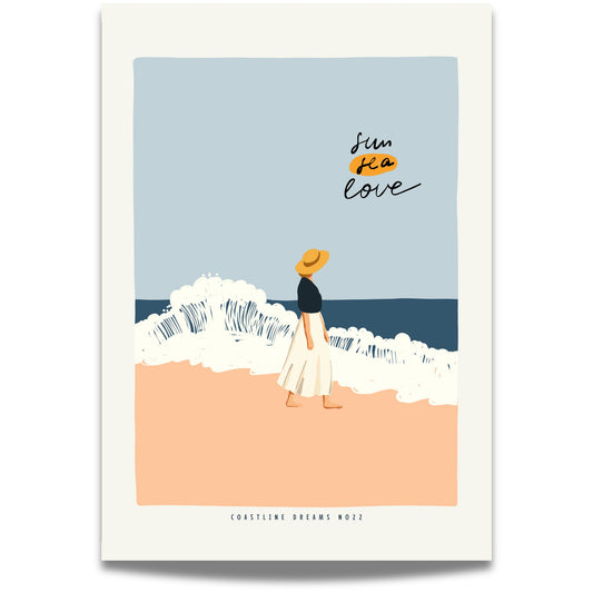 Coastline Dreams No22 – Plakat
Kvinne i solhatt vandrer barfot langs vannkanten mens bølgene slår inn. Teksten "sun sea love" understreker den varme følelsen av sommer og frihet.