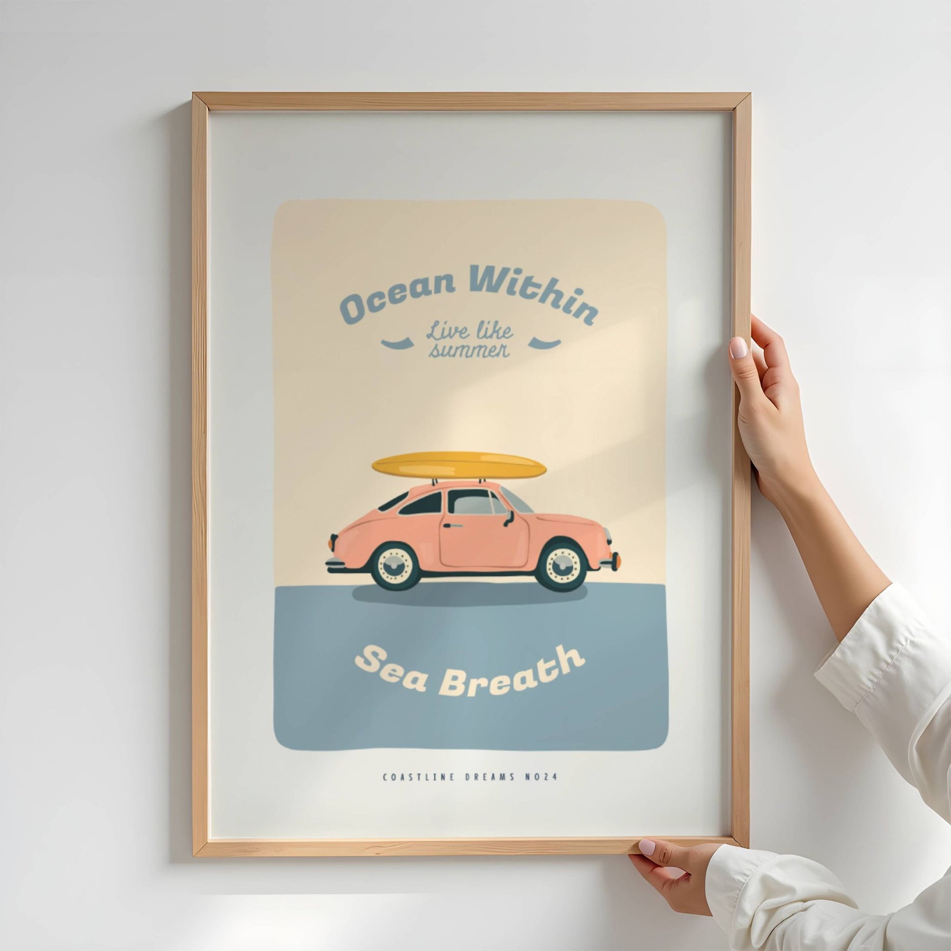Coastline Dreams No24 – Plakat
Retro bil med surfebrett på taket og teksten Ocean Within – Live like summer – Sea Breath. Et lekent og nostalgisk motiv for den evige sommerdrømmeren. Illustrasjon viser plakat i eik ramme.