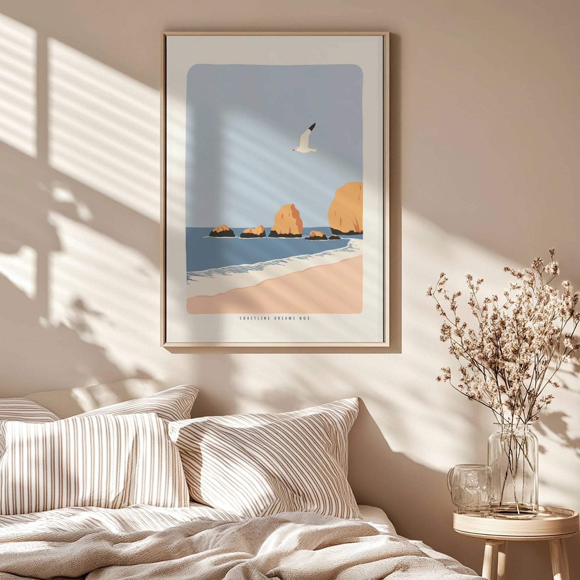 Coastline Dreams No3 – Plakat
Kystlandskap med hav, klipper og måke i flukt. En hyllest til naturens enkelhet og frihetens ro. Illustrasjon viser plakat i eik ramme.