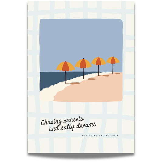 Coastline Dreams No34 – Plakat
Fire oransje parasoller står på rekke langs en strand i solskinn. Teksten "Chasing sunsets and salty dreams" setter stemningen for late dager.