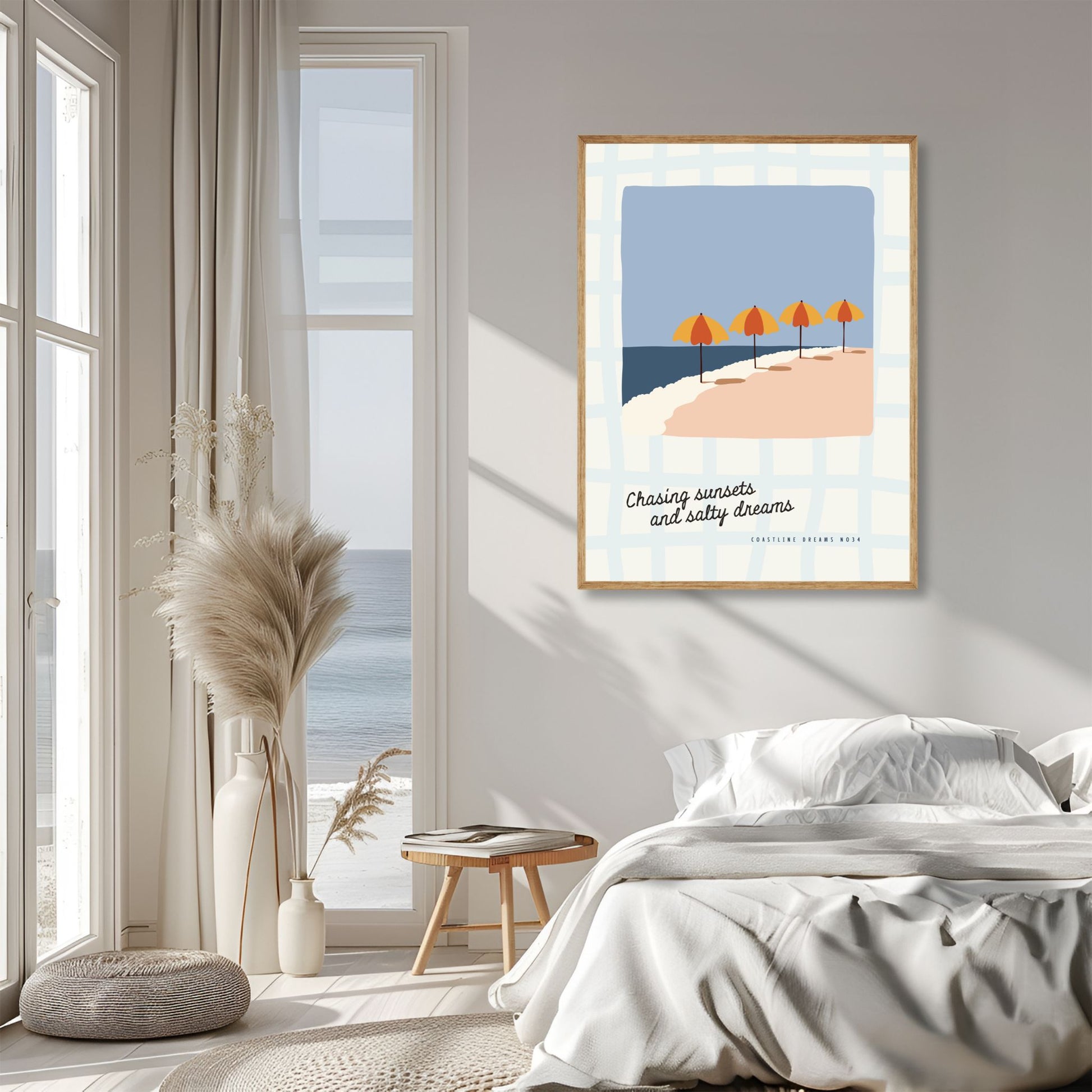 Coastline Dreams No34 – Plakat
Fire oransje parasoller står på rekke langs en strand i solskinn. Teksten "Chasing sunsets and salty dreams" setter stemningen for late dager. Illustrasjon viser plakat i eik ramme.