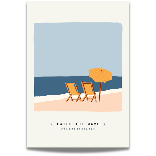 Coastline Dreams No37 – Plakat
To strandstoler under en gul parasoll på en fredelig strand. Teksten "Catch the wave" gir motivet en avslappet og leken følelse.