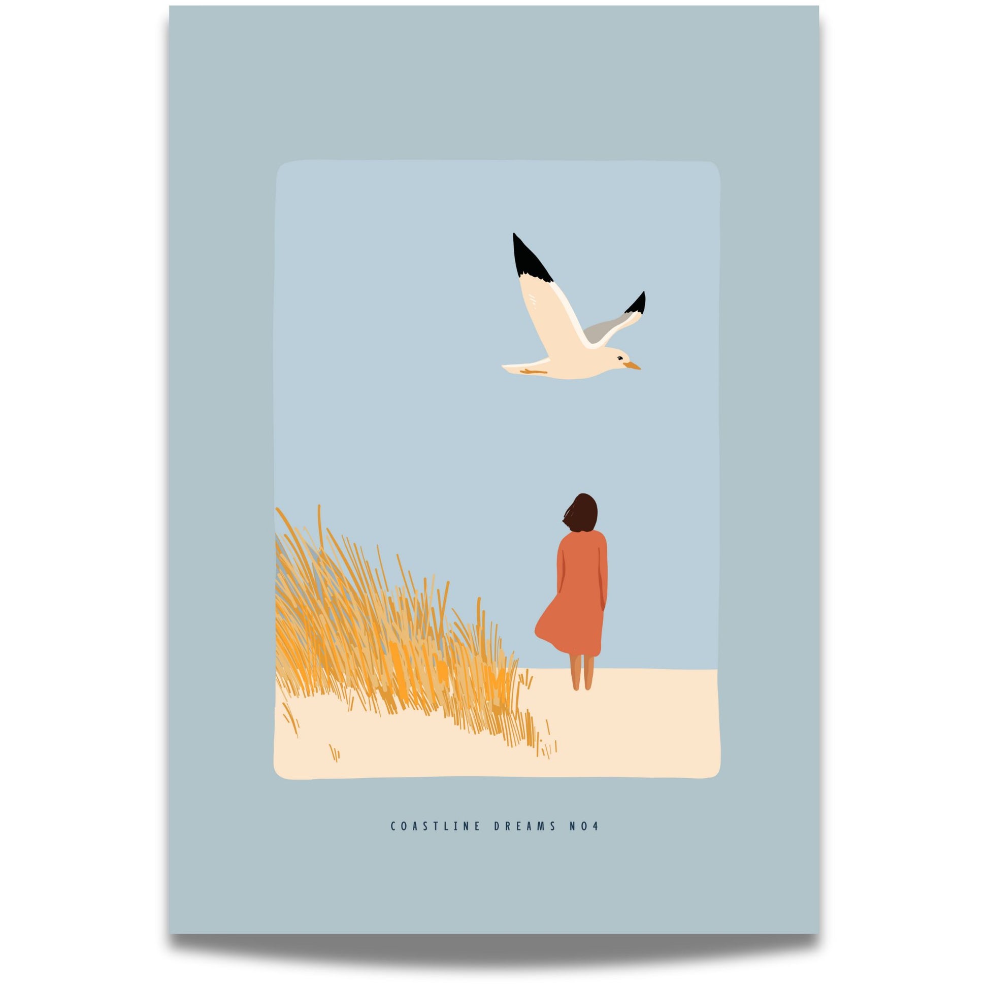 Coastline Dreams No4 – Plakat
En kvinne i rød kjole ser ut over havet, omgitt av siv og måker – et stille øyeblikk fanget i pastelltoner.