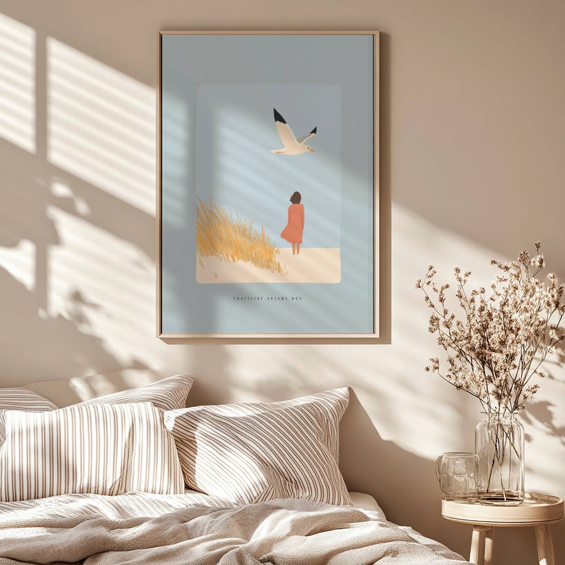 Coastline Dreams No4 – Plakat
En kvinne i rød kjole ser ut over havet, omgitt av siv og måker – et stille øyeblikk fanget i pastelltoner. Illustrasjon viser plakat i eik ramme.