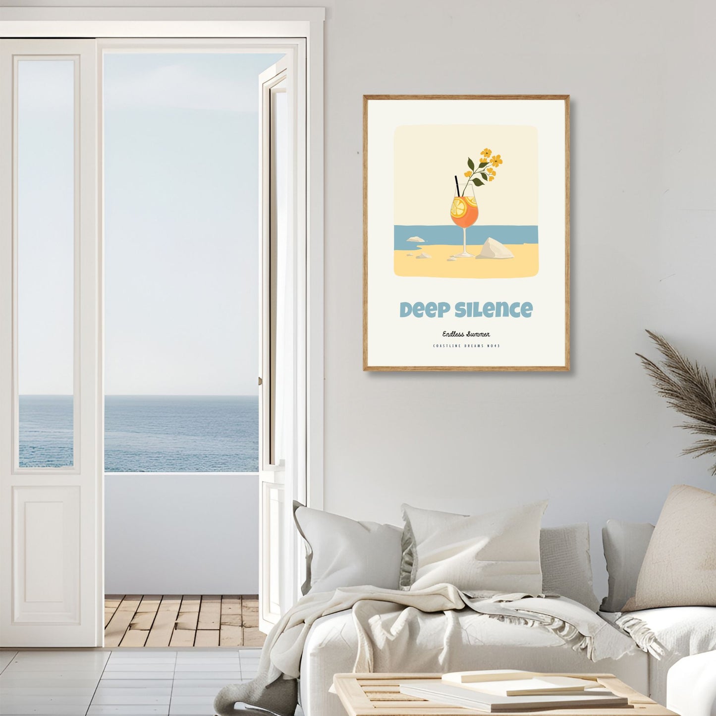 Coastline Dreams No43 – Plakat
Et friskt sommerglass med sitrus og blomster mot en stille kyst. Teksten Deep Silence – Endless Summer gir motivet et poetisk preg. Illustrasjon viser plakat i eik ramme.