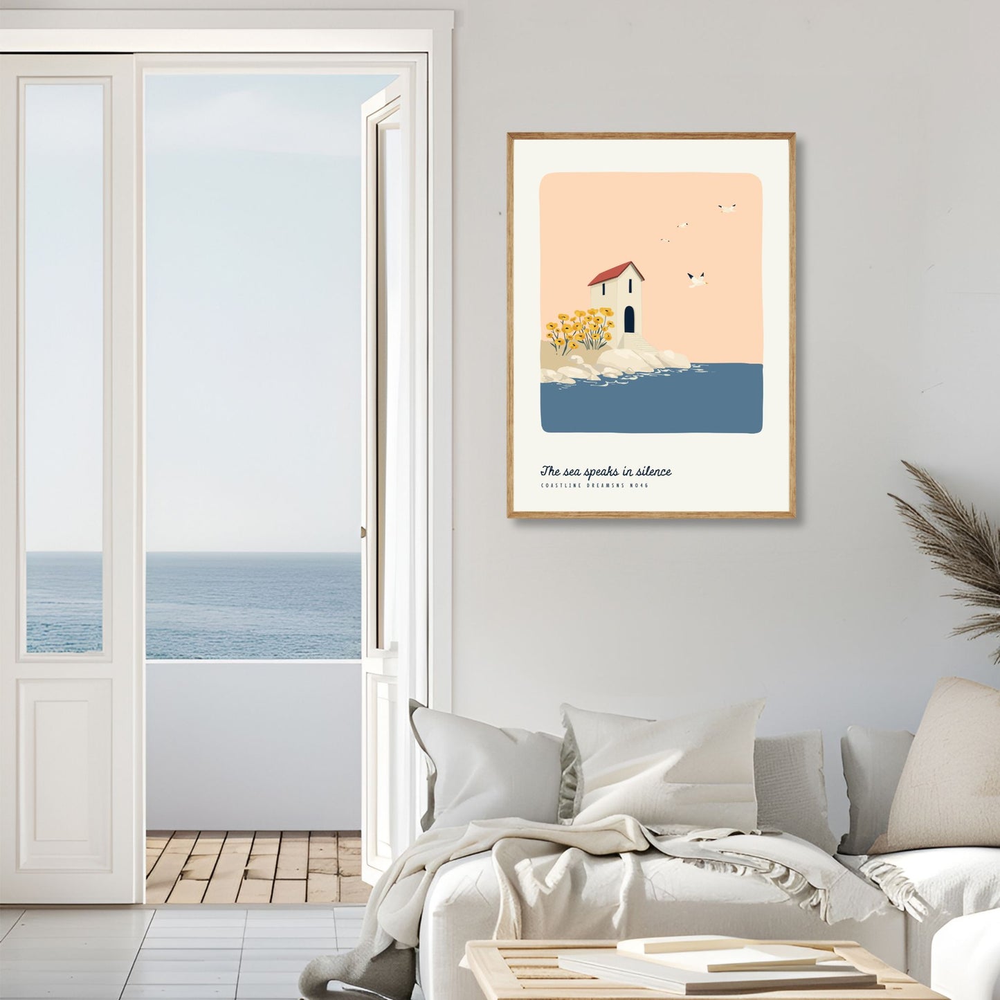 Coastline Dreams No46 – Plakat
Et lite kysthus med rød takstein og gule blomster ved sjøen, under teksten The sea speaks in silence. Et rolig og poetisk motiv med tidløs sommerfølelse. Illustrasjon viser plakat i eik ramme.