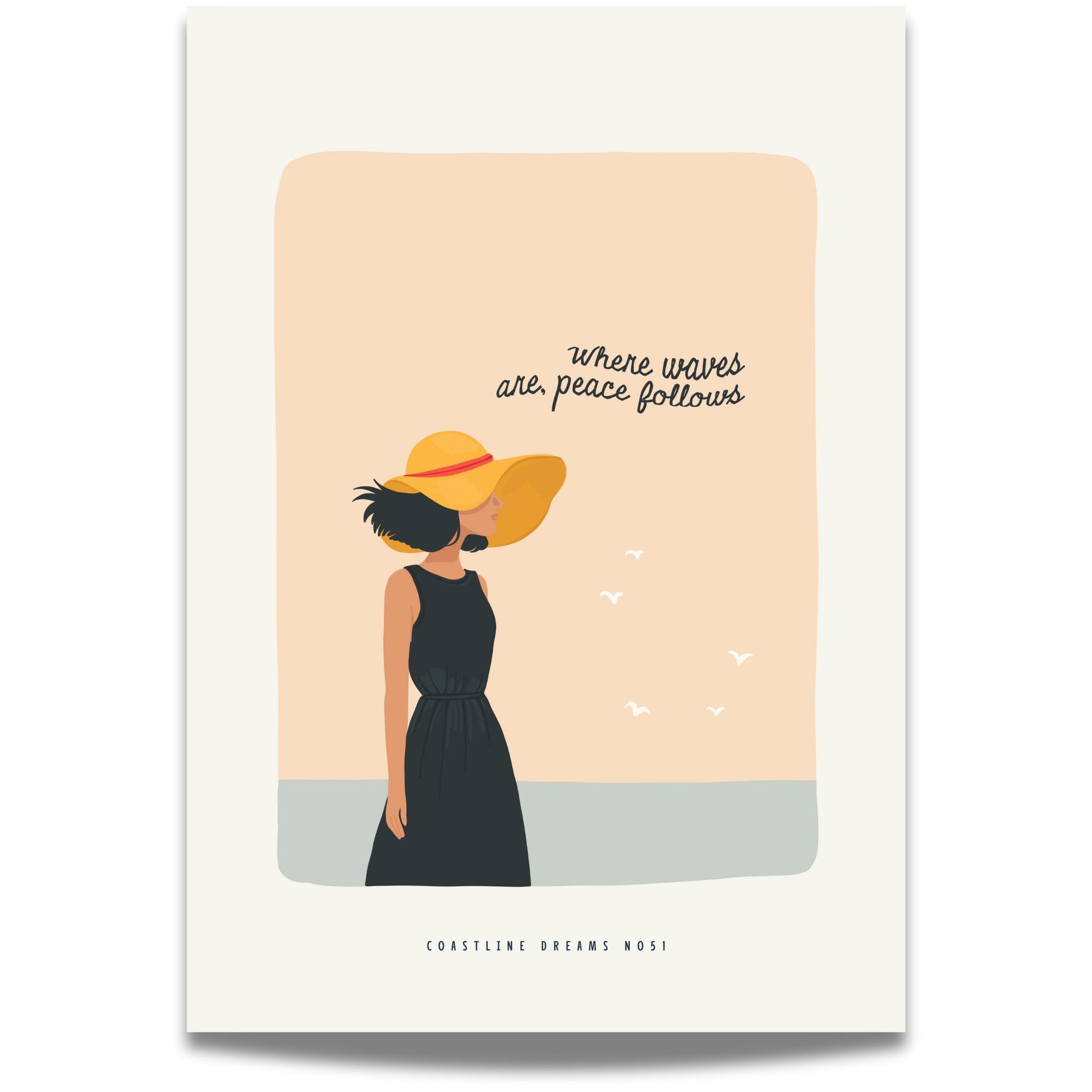 Coastline Dreams No51 – Plakat
En kvinne i sort kjole og gul solhatt står vendt mot havet under teksten Where waves are, peace follows. Et elegant og drømmende portrett med rolig strandstemning.