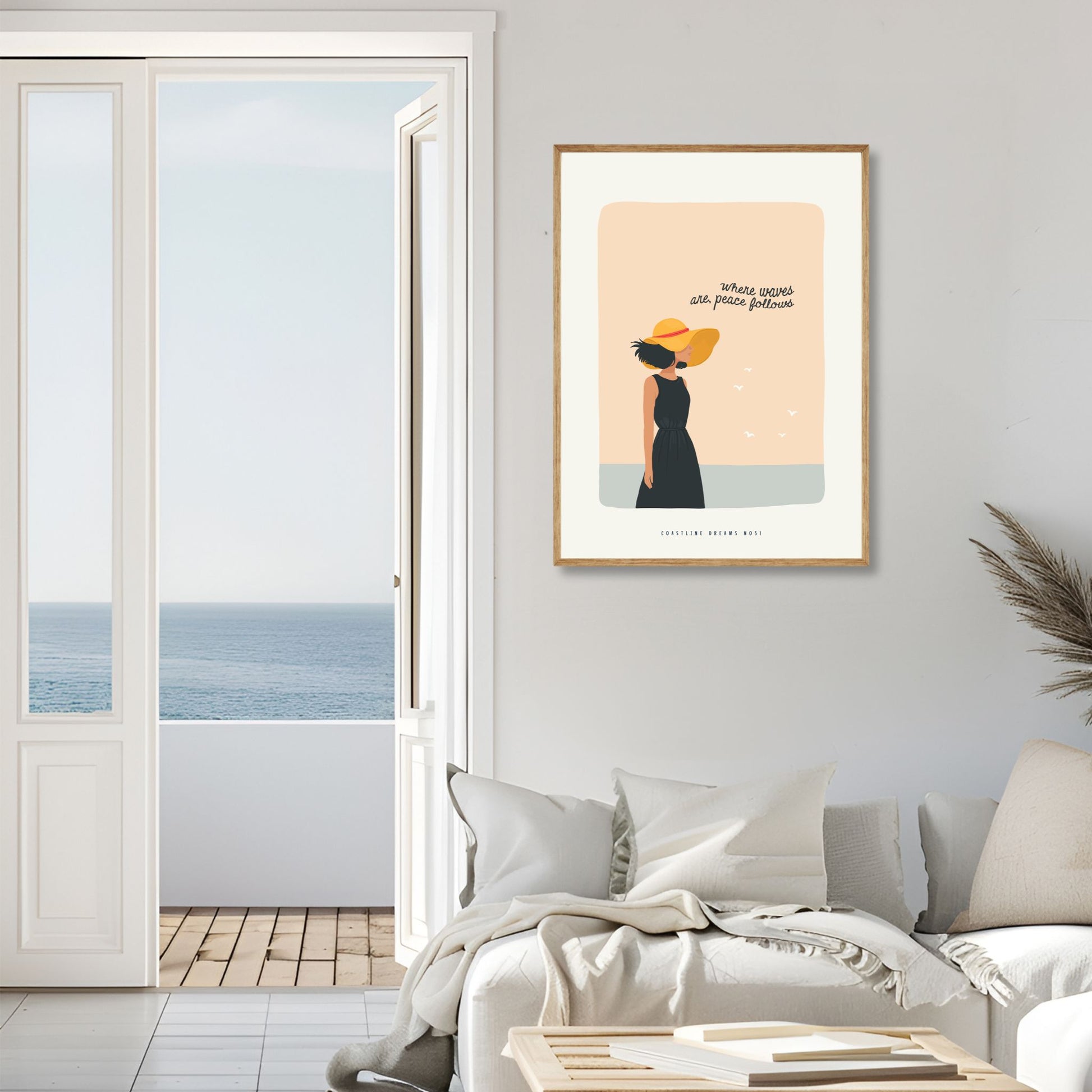 Coastline Dreams No51 – Plakat
En kvinne i sort kjole og gul solhatt står vendt mot havet under teksten Where waves are, peace follows. Et elegant og drømmende portrett med rolig strandstemning. Illustrasjon viser plakat i eik ramme.