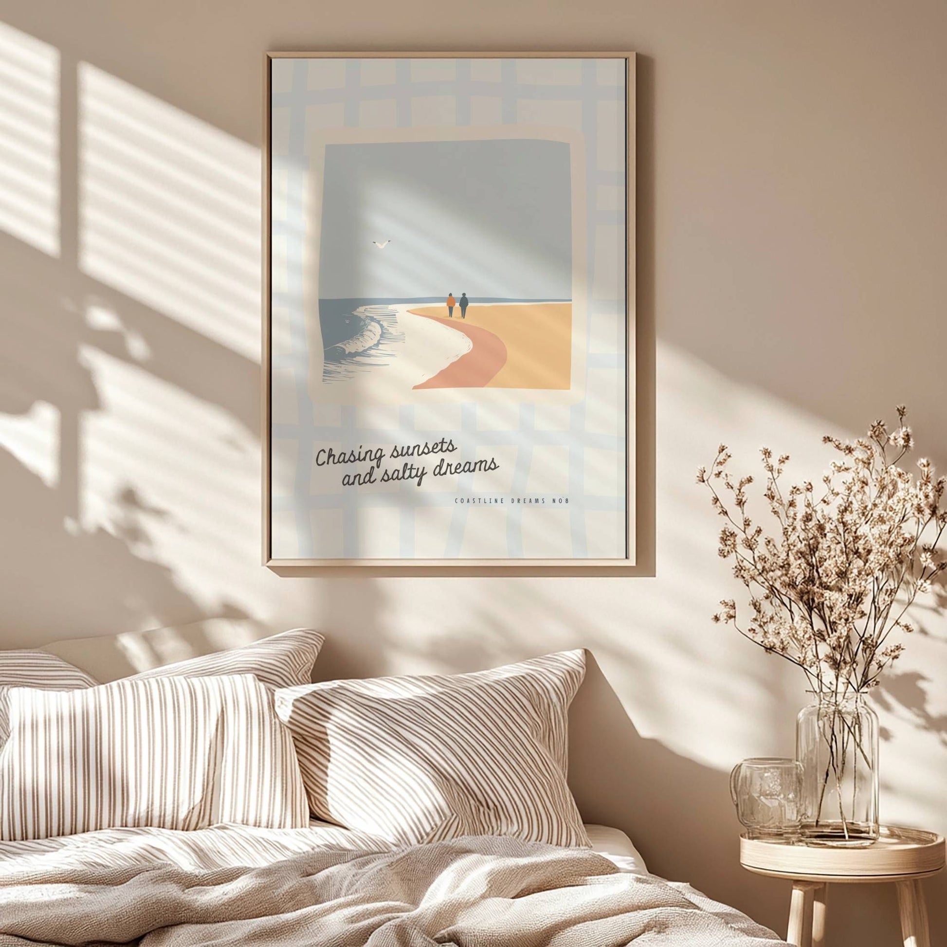 Coastline Dreams No8 – Plakat
To personer går hånd i hånd langs en bølgende kystlinje. Et romantisk og avslappet strandmotiv med retro-følelse og tekst. Illustrasjon viser plakat i eik ramme.