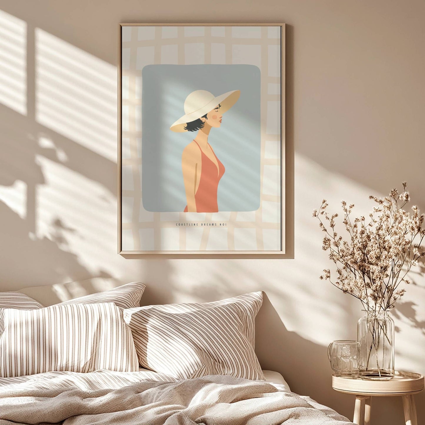 Elegant kvinne med solhatt i profil, mot blå bakgrunn og rutet ramme. En rolig og solrik stemning i retro fargepalett. Illustrasjon viser plakat i eik ramme.