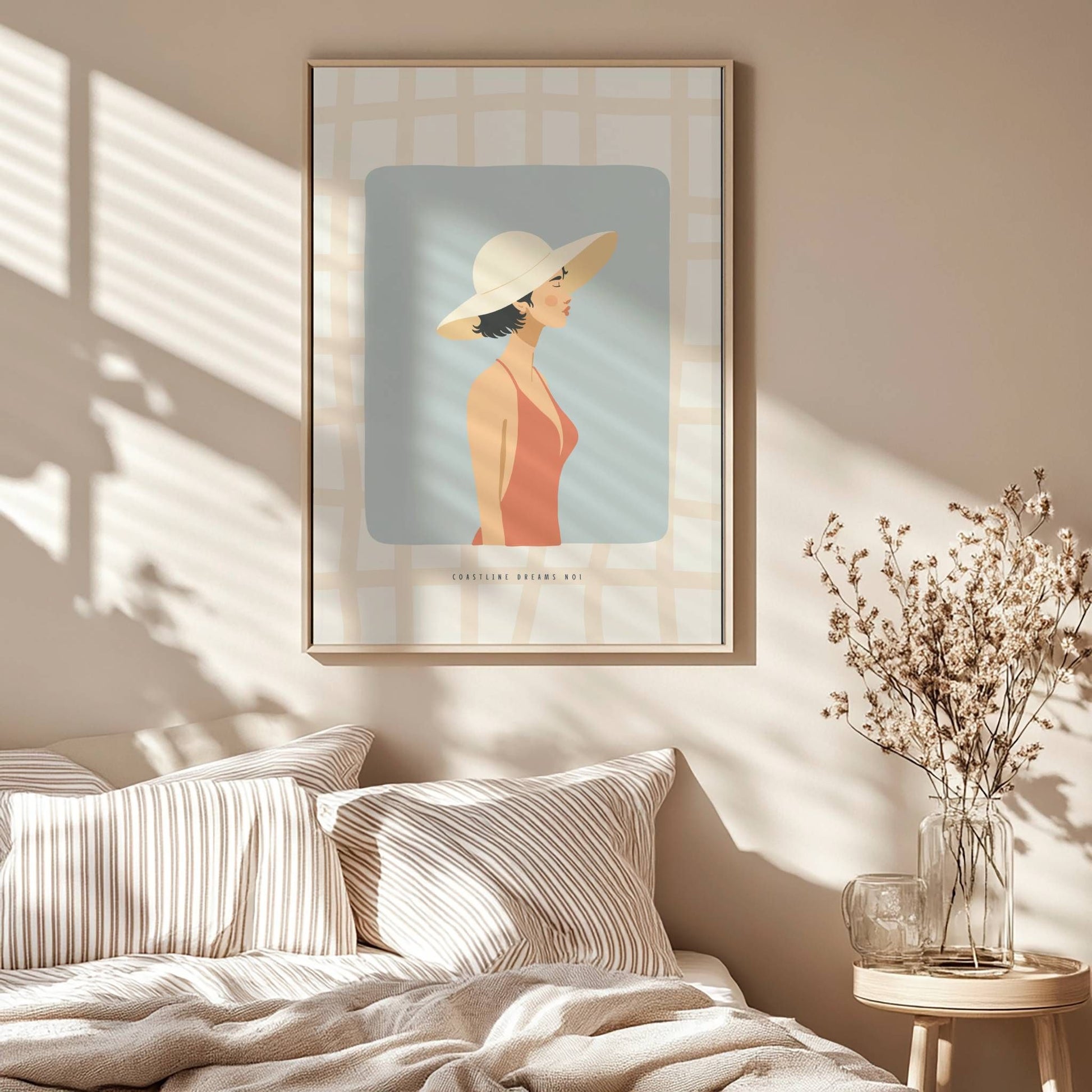 Elegant kvinne med solhatt i profil, mot blå bakgrunn og rutet ramme. En rolig og solrik stemning i retro fargepalett. Illustrasjon viser plakat i eik ramme.