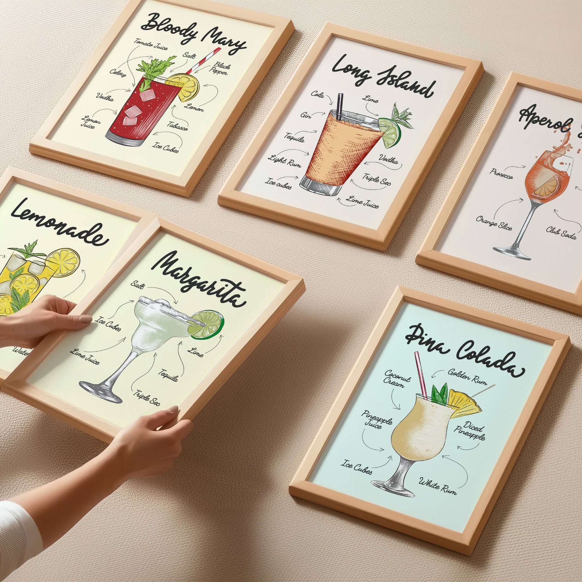 Gjør veggene dine mer smakfulle med våre Cocktail Plakater. Illustrasjon viser 6 motiv med lys bakgrunn i rammer.
