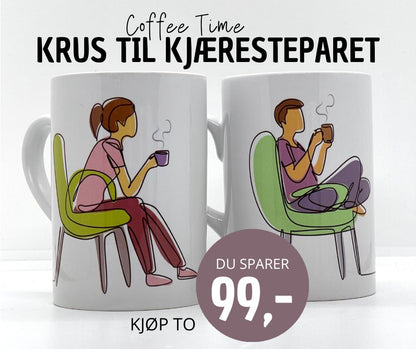 Krus i hvit keramikk med håndtak. Motivet er en kaffedrikkende mann eller kvinne som sitter i en stol og drikker kaffe. På den ene siden på koppen er det påført teksten Coffee Time. Uten tillegg i prisen får du preget navn på kruset.