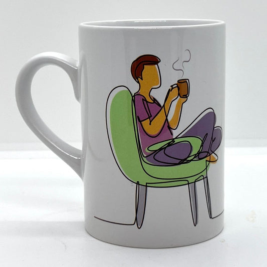 Krus i hvit keramikk med håndtak. Motivet er en kaffedrikkende mann som sitter i en stol og drikker kaffe. På den ene siden på koppen er det påført teksten Coffee Time. 