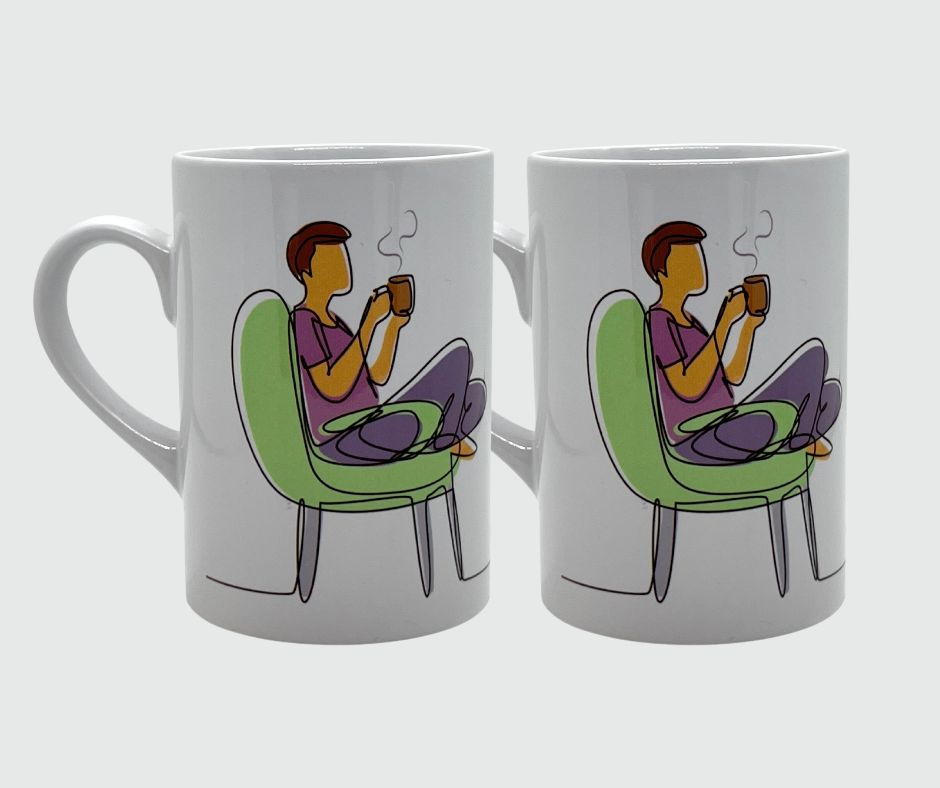 Krus i hvit keramikk med håndtak. Motivet er en kaffedrikkende mann som sitter i en stol og drikker kaffe. På den ene siden på koppen er det påført teksten Coffee Time. Uten tillegg i prisen får du preget navn på kruset.