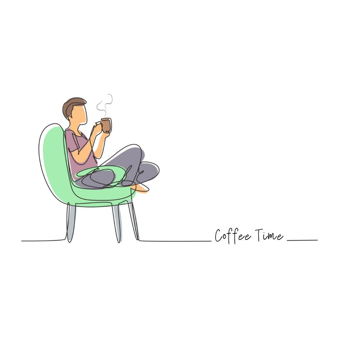 Grafisk motiv for trykk på hvitt krus i keramikk med håndtak. Motivet er en kaffedrikkende mann som sitter i en stol og drikker kaffe. .