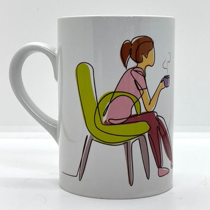 Krus i hvit keramikk med håndtak. Motivet er en kaffedrikkende dame som sitter i en stol og drikker kaffe. På den ene siden på koppen er det påført teksten Coffee Time. 