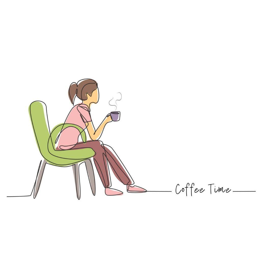 Grafisk motiv for trykk på hvitt krus i keramikk med håndtak. Motivet er en kaffedrikkende dame som sitter i en stol og drikker kaffe. På den ene siden på koppen er det påført teksten Coffee Time. 