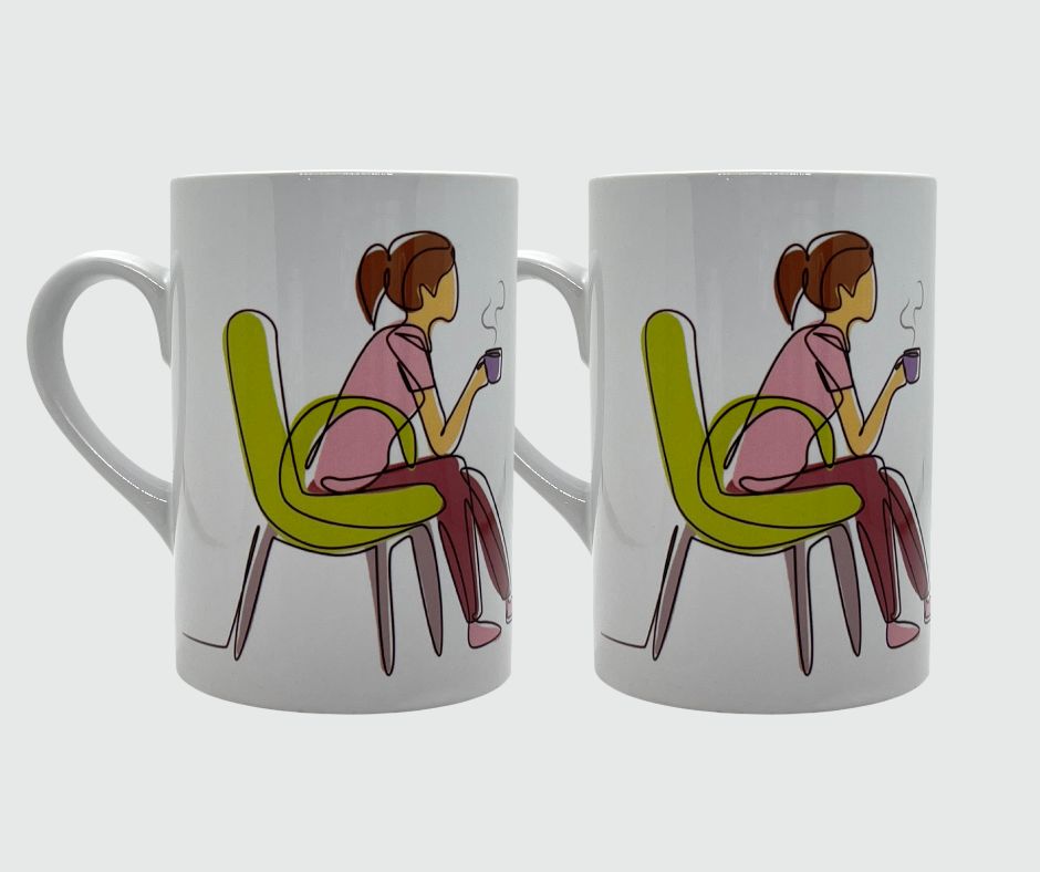 Krus i hvit keramikk med håndtak. Motivet er en kaffedrikkende kvinne som sitter i en stol og drikker kaffe. På den ene siden på koppen er det påført teksten Coffee Time. Uten tillegg i prisen får du preget navn på kruset.