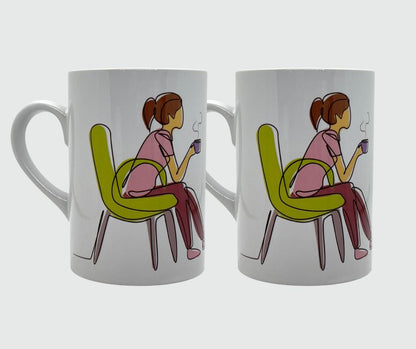 Krus i hvit keramikk med håndtak. Motivet er en kaffedrikkende kvinne som sitter i en stol og drikker kaffe. På den ene siden på koppen er det påført teksten Coffee Time. Uten tillegg i prisen får du preget navn på kruset.