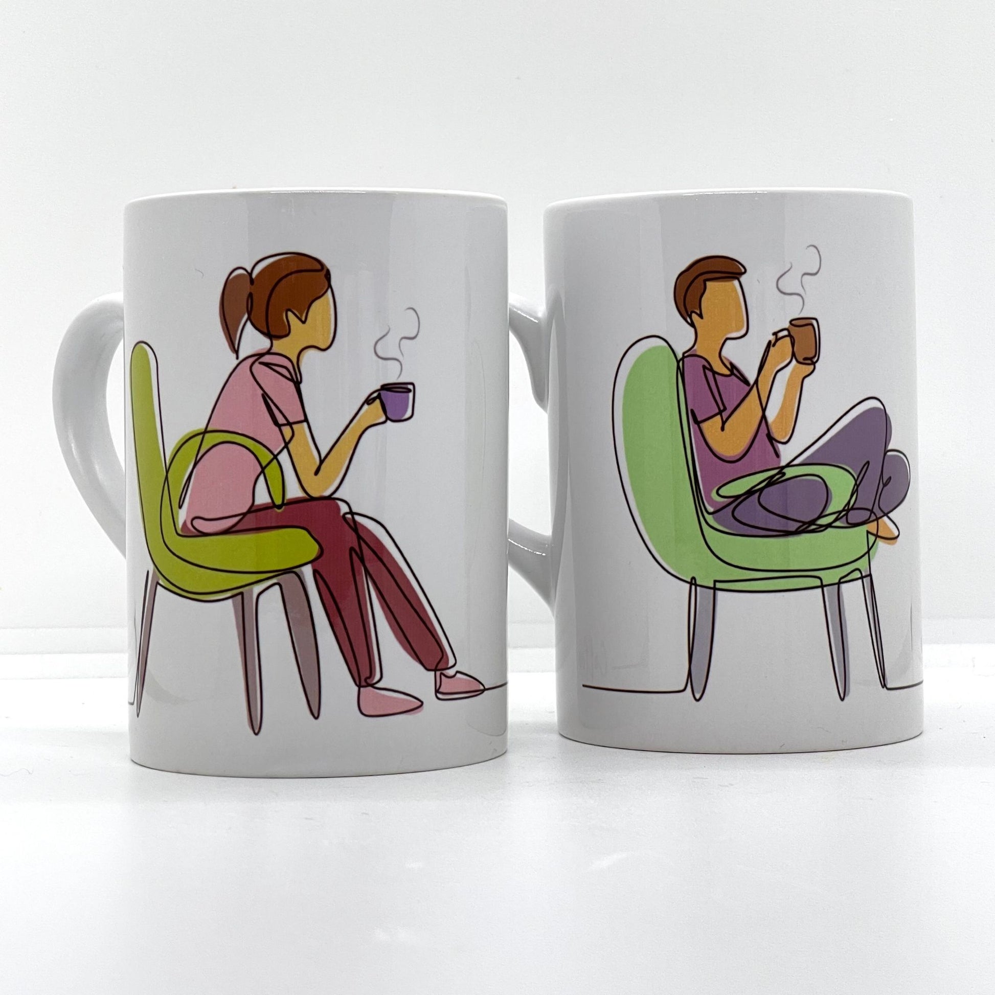 Krus i hvit keramikk med håndtak. Motivet er en kaffedrikkende mann eller kvinne som sitter i en stol og drikker kaffe. På den ene siden på koppen er det påført teksten Coffee Time. Uten tillegg i prisen får du preget navn på kruset.