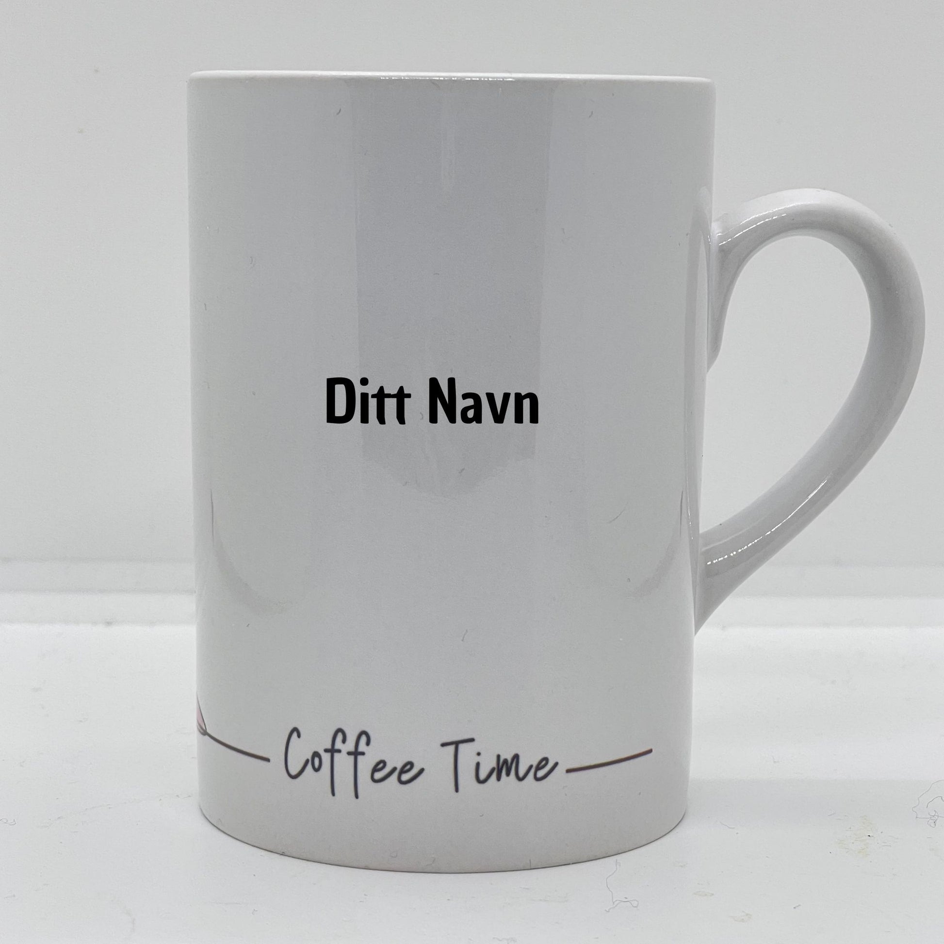 Krus i hvit keramikk med håndtak. På den ene siden på koppen er det påført teksten Coffee Time. Uten tillegg i prisen får du preget navn på kruset.