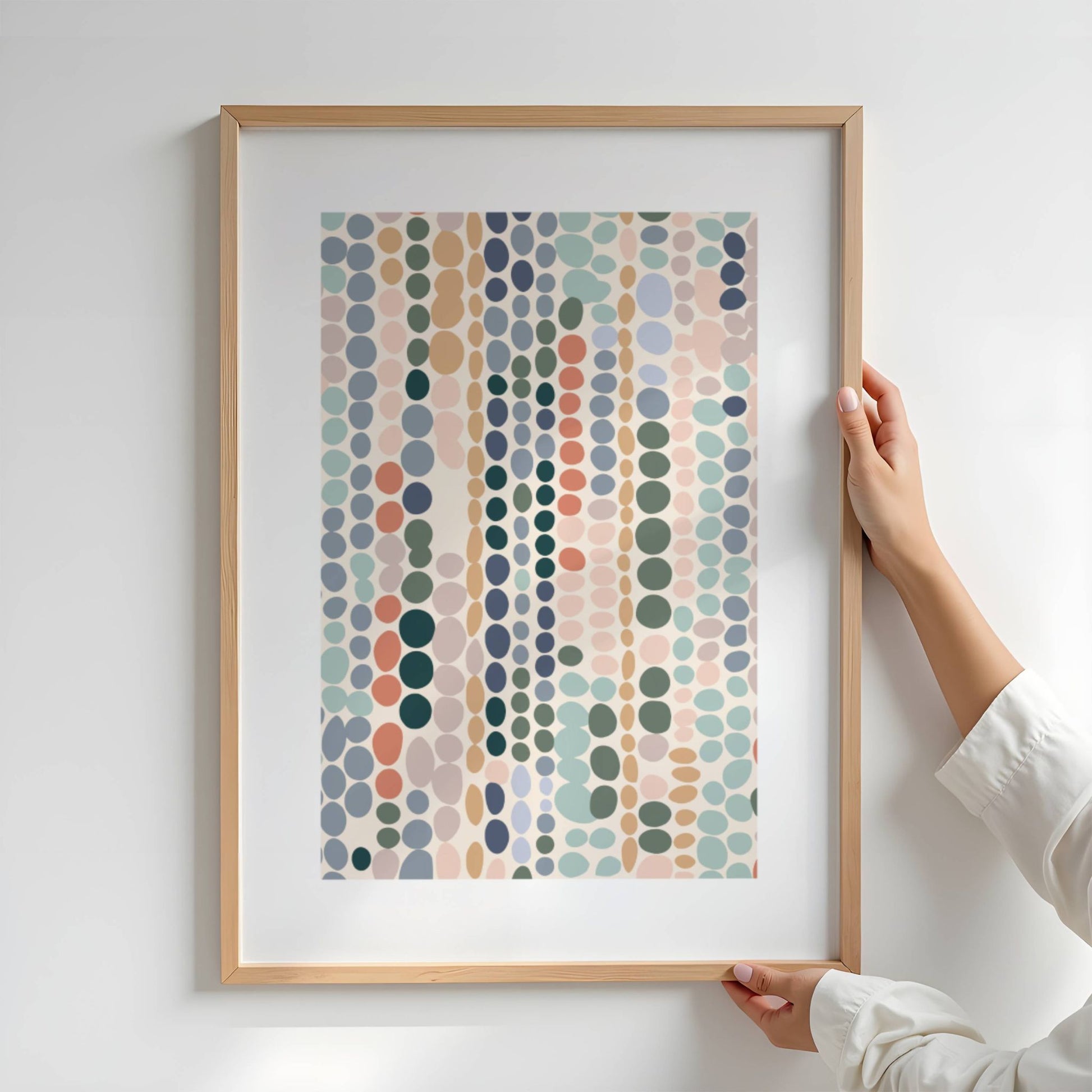 Color Flow - det unike designet består av organiske sirkler i varierte størrelser og harmoniske nyanser av grønn, blå, beige og terrakotta. Illustrasjon viser plakat i eik ramme.