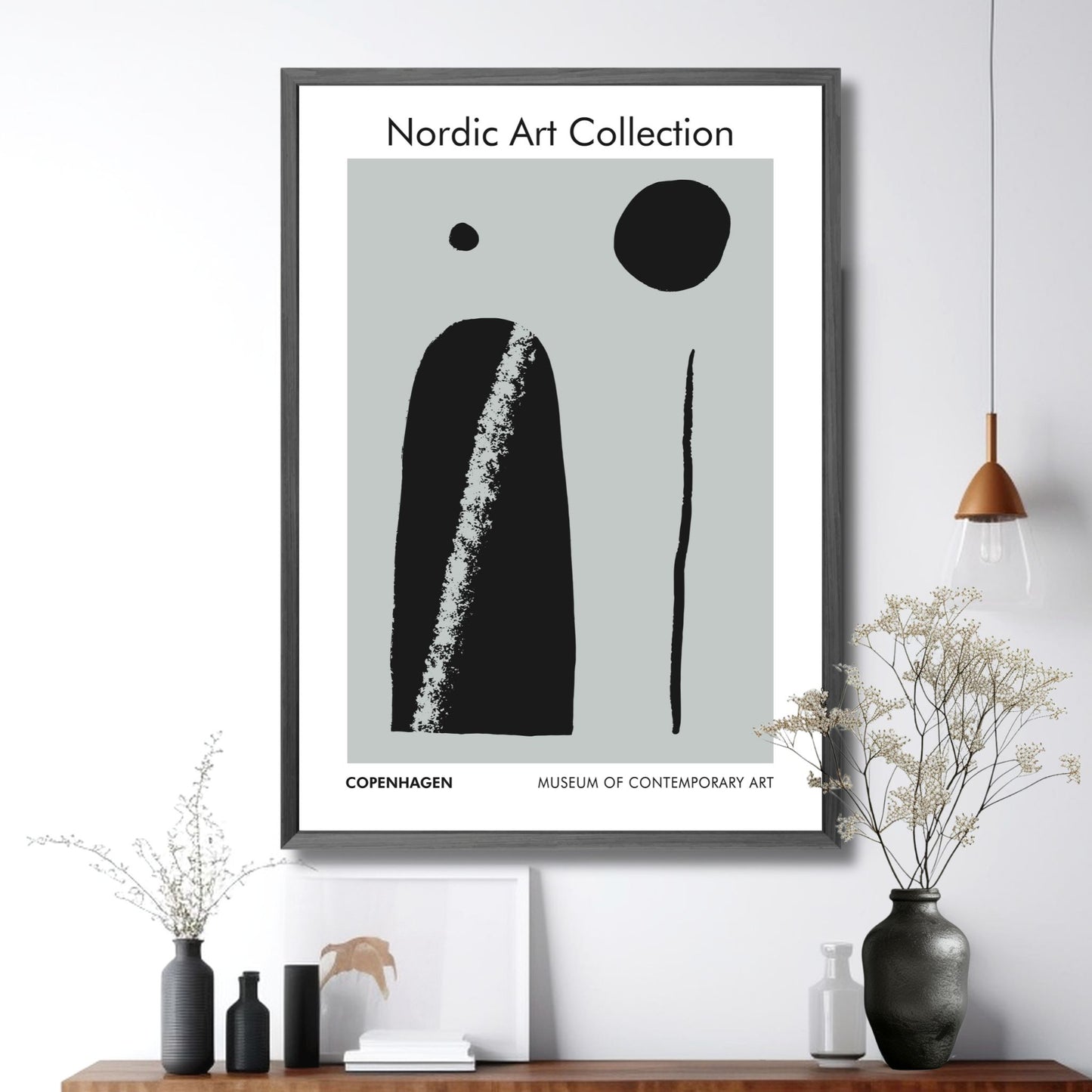 Denne grafiske plakaten i sort og grått - gir en subtil, og sterk visuell appell som vil komplementere en rekke innredningsstiler. Illustrasjonsfoto viser plakaten i sort ramme.